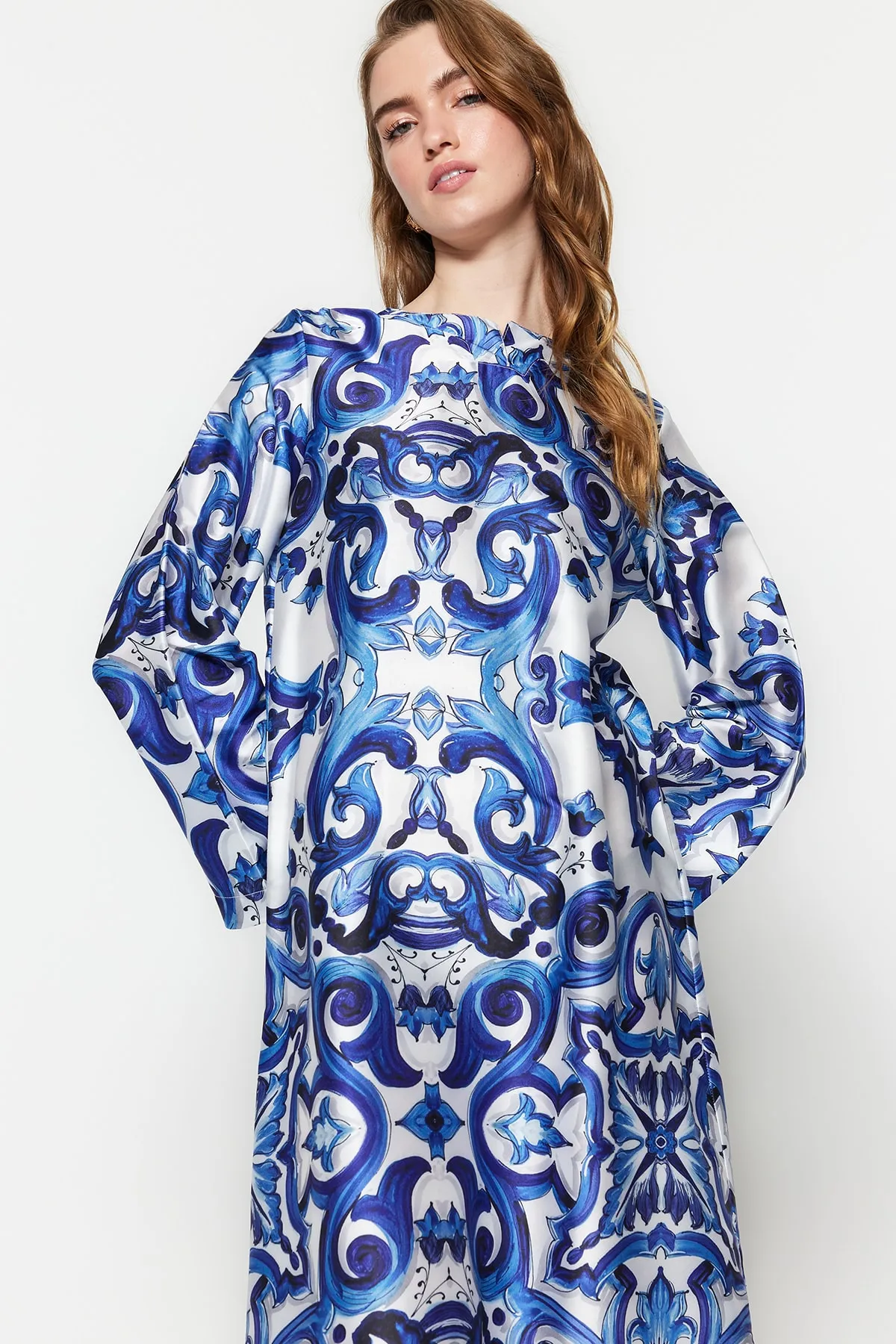 Trendyol Modest  Abendkleid mit ethnischem Muster und blauer Satinoberfläche TCTSS23DB00028