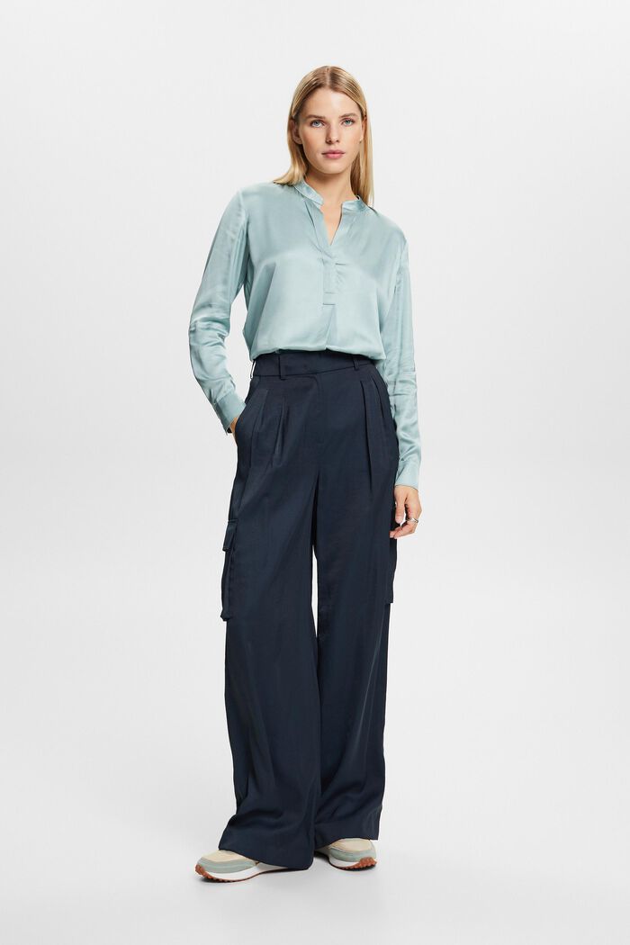 Satinbluse mit V-Ausschnitt