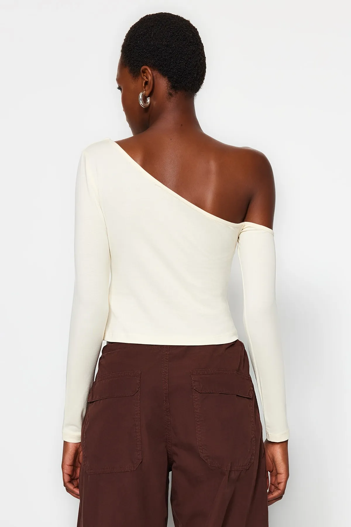 Trendyol Collection  Eng anliegende, kurz geschnittene Strickbluse aus Baumwollstretch mit One-Shoulder-Träger in Stone TWOAW24BZ00099