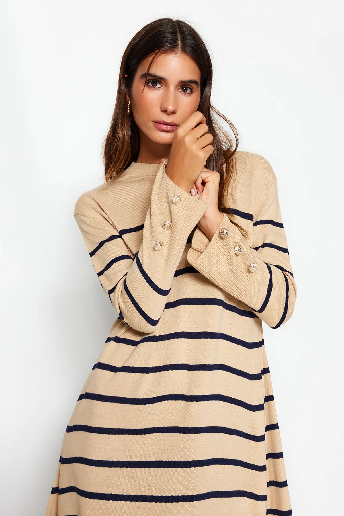 Trendyol Modest  Gestreiftes Strickkleid mit steinfarbenen Ärmeln und Knopfleiste TCTAW24EB00002
