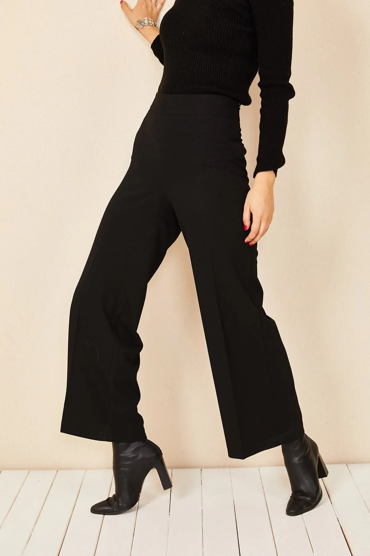 HAKKE  Schwarze Stoffhose mit weitem Bein und hoher Taille