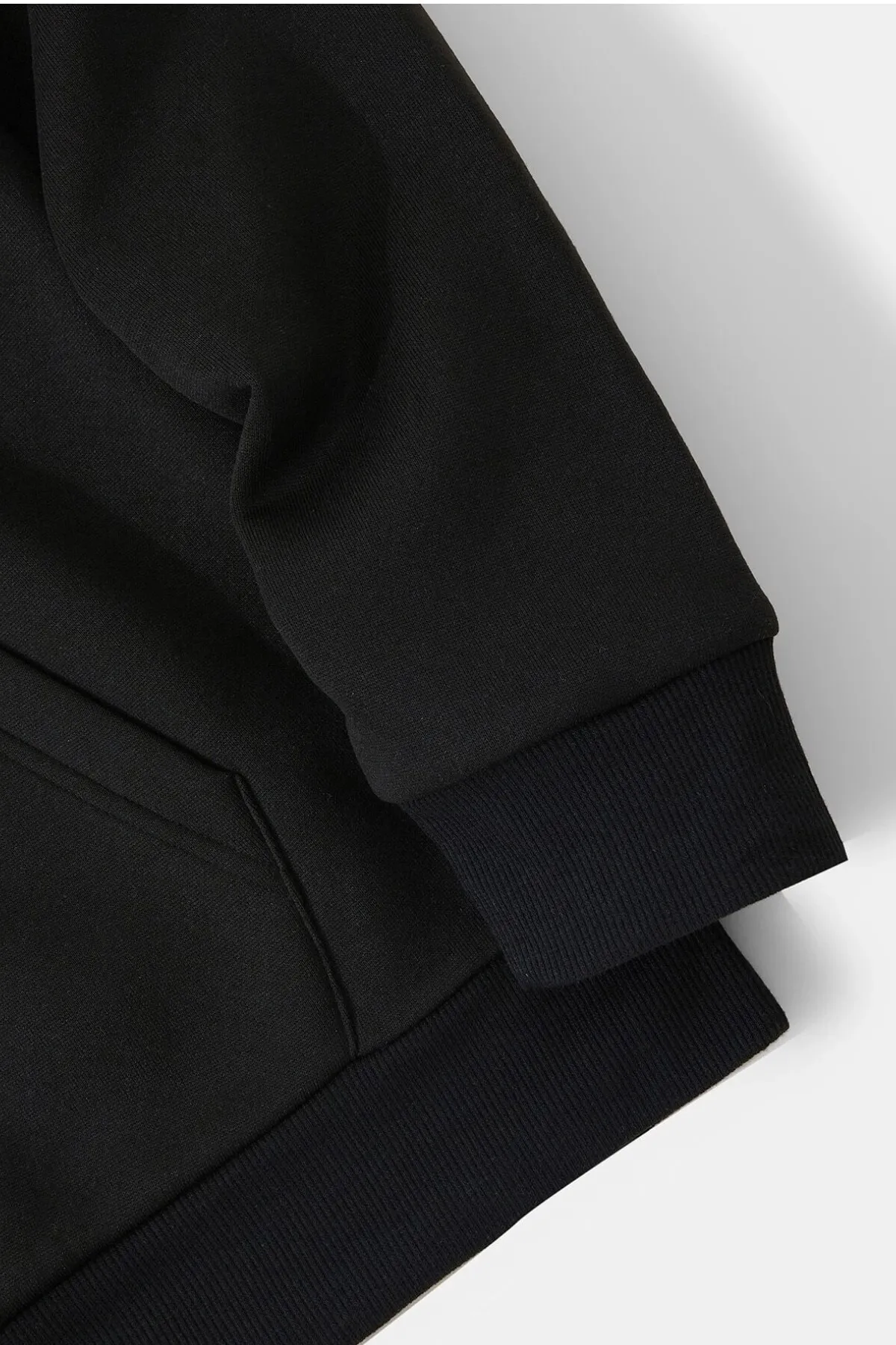 MODAGEN  Unisex-Sweatshirt in Schwarz mit Rosendetails auf der linken Brust