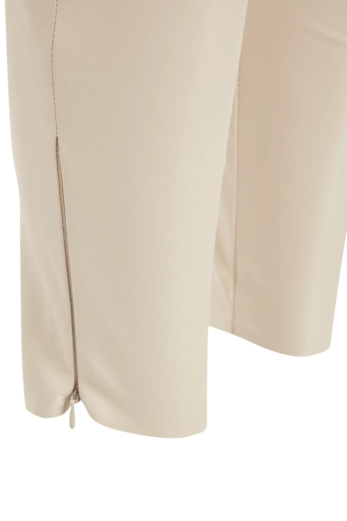Trendyol Collection  Beigefarbene Slim-Fit-Strickhose aus Kunstleder mit hoher Taille TWOAW24PL00102