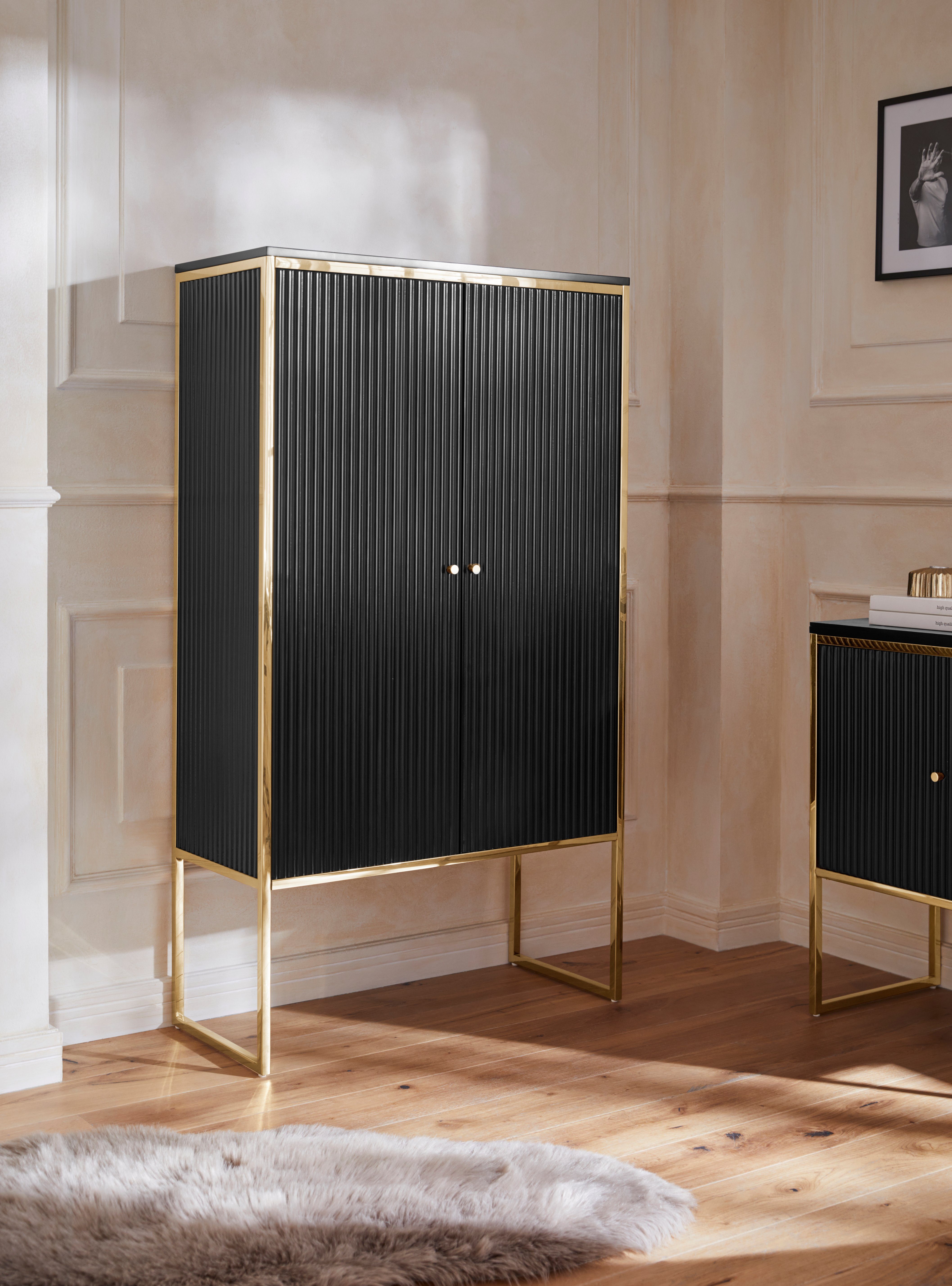Guido Maria Kretschmer Home&Living Highboard Woodly, modernes Design, mit goldfarbenen Absätzen, viel Stauraum