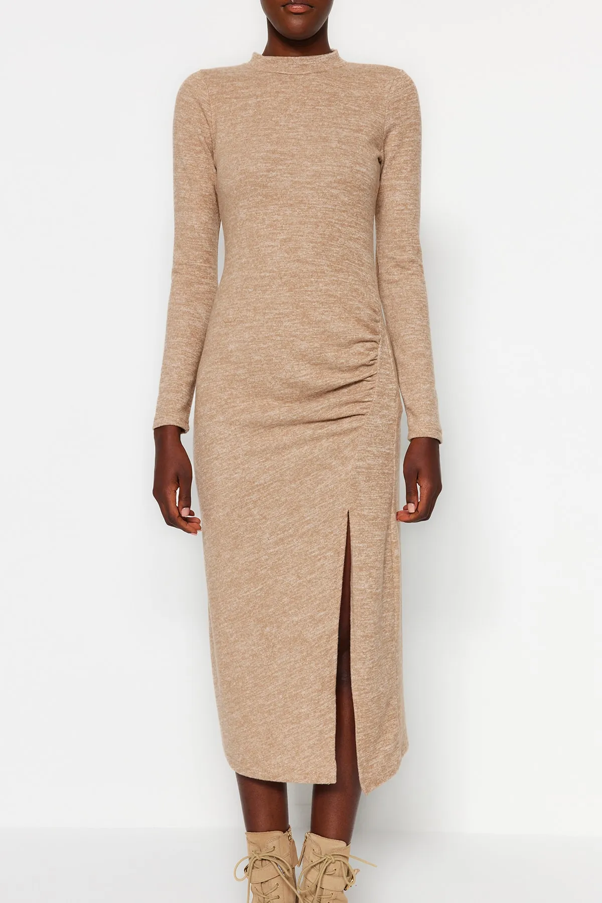 Trendyol Collection  Beigefarbenes, weiches Midi-Strickkleid mit Rundhalsausschnitt, Schlitz und Raffungsdetail TWOAW24EL00246