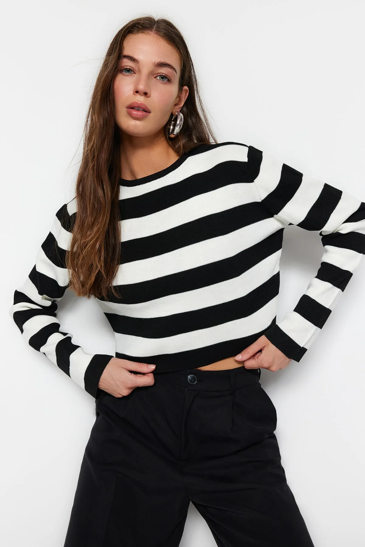Trendyol Collection  Schwarzer kurzer Basic-Strickpullover mit Streifen TWOAW23KZ00034