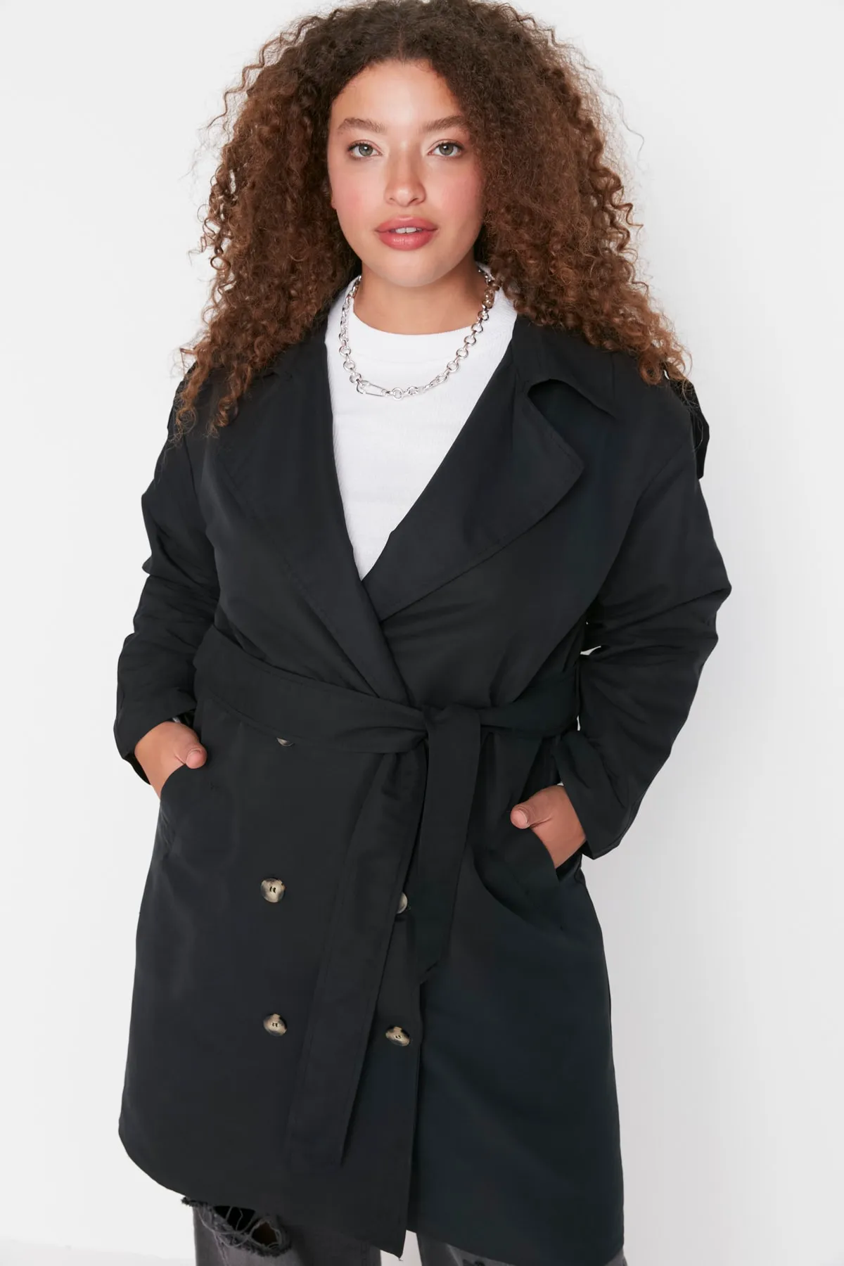 Trendyol Curve  Schwarzer Trenchcoat mit Schulterklappen und detailliertem Jackenkragen und Gürtel und weitem Schnitt TBBAW23BM00001