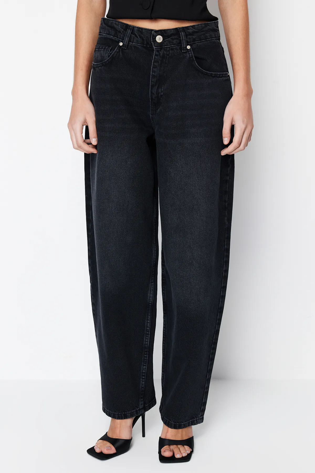 Trendyol Collection  Schwarze Skater-Jeans mit niedriger Taille TWOSS24JE00038