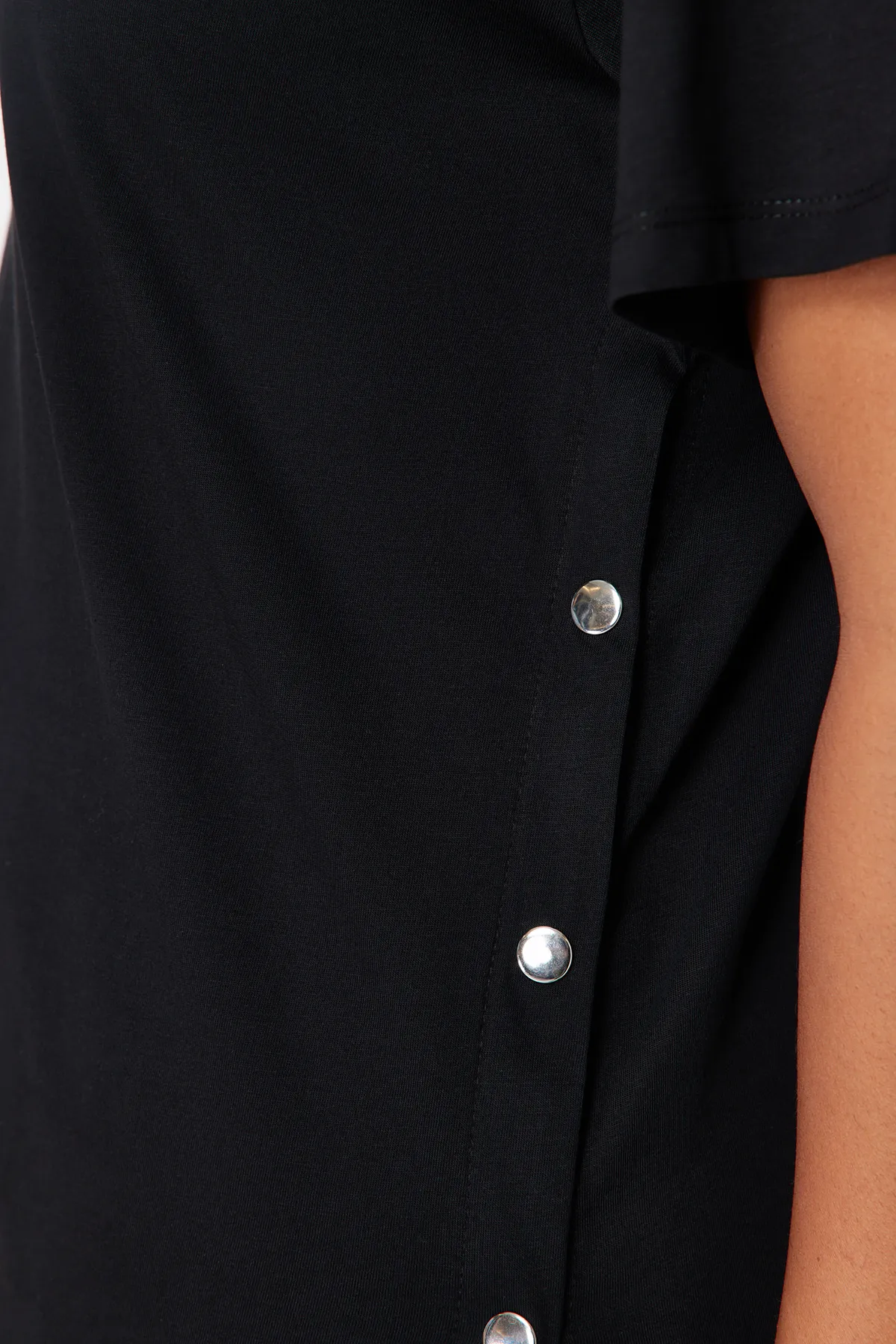 Trendyol Curve  Schwarzes Strick-T-Shirt mit Knopfdetail TBBSS24BF00000