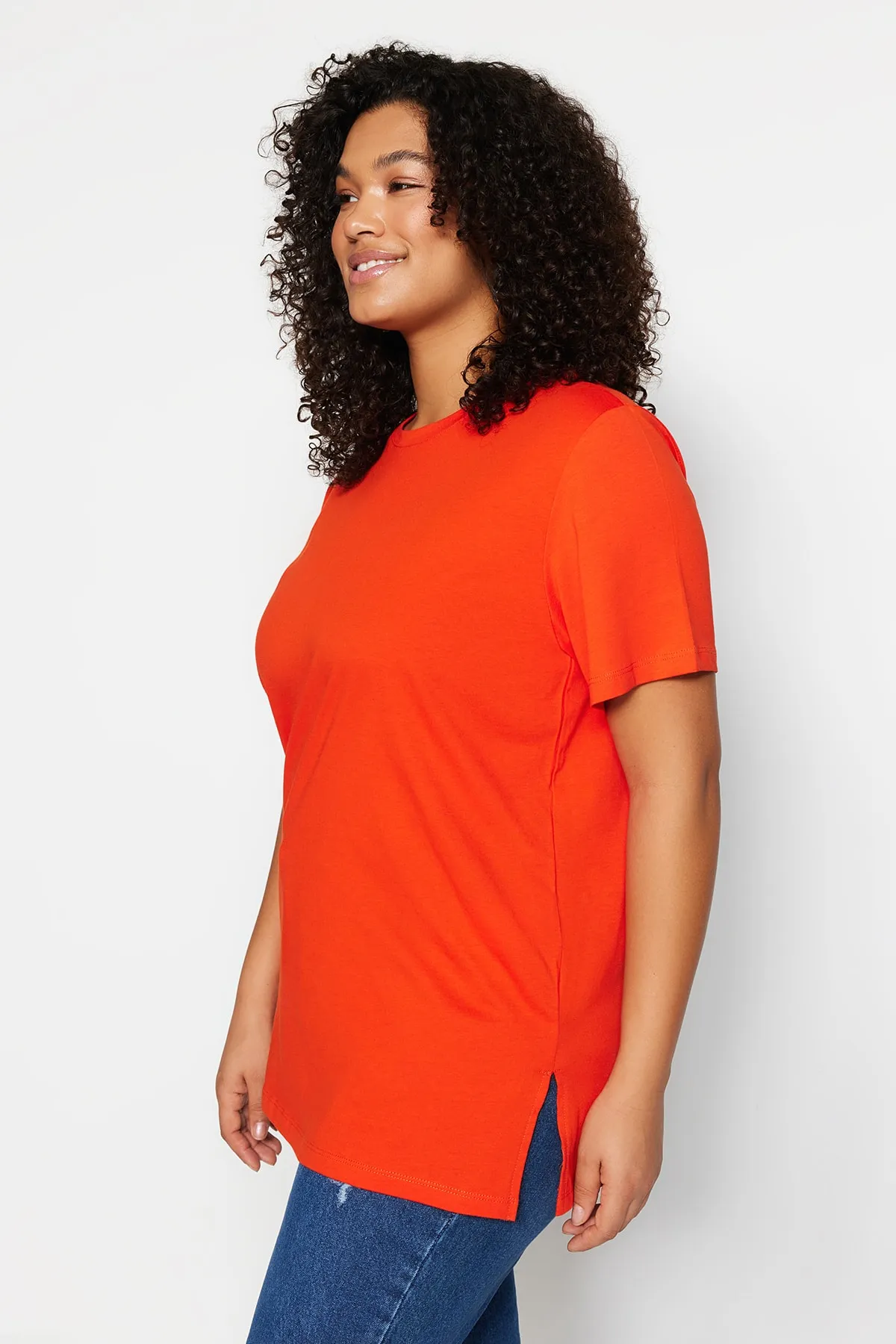 Trendyol Curve  Rotes Boyfriend-Strick-T-Shirt mit Rundhalsausschnitt und Schlitz TBBSS22BF0031