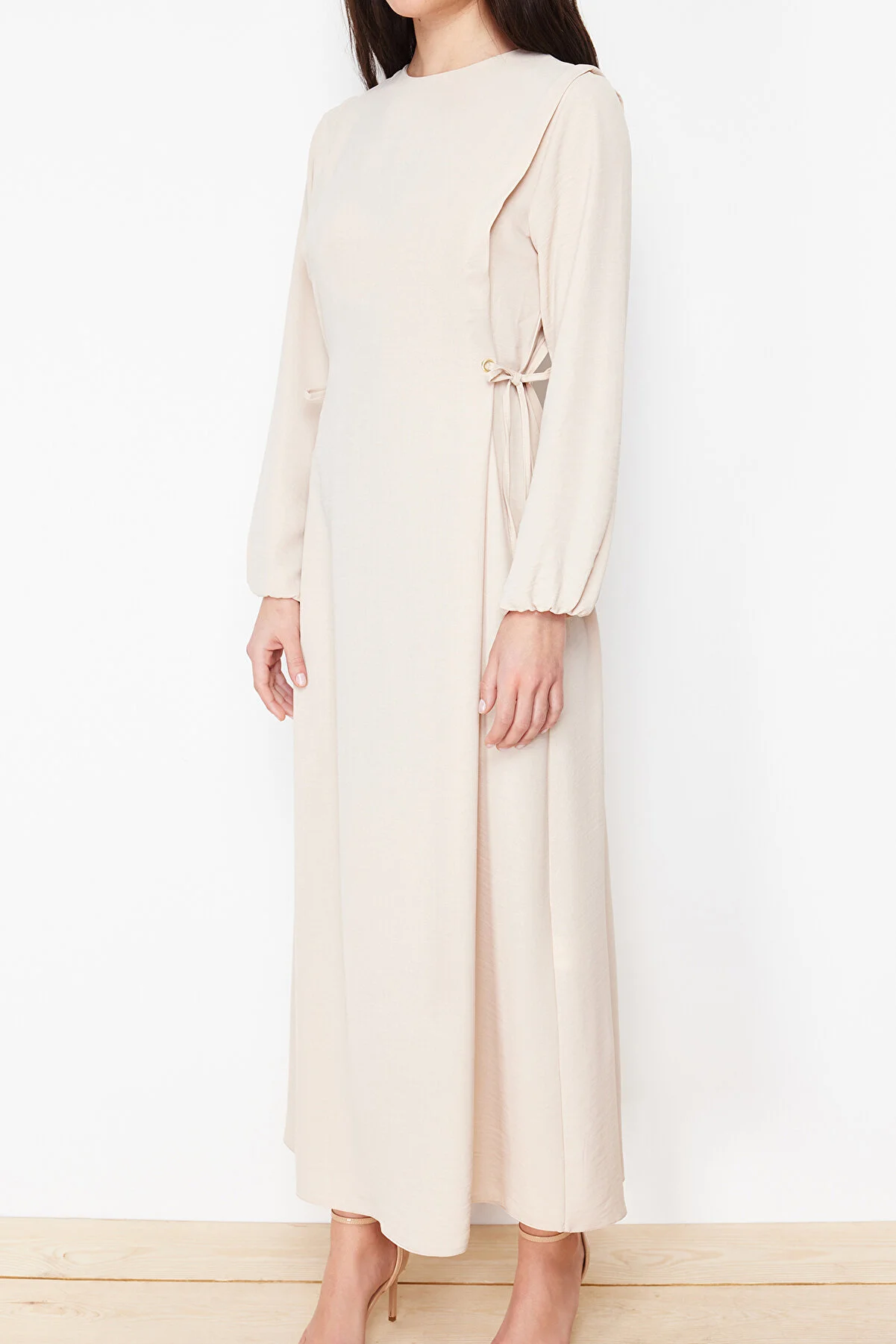 Trendyol Modest  Beigefarbenes Taillenseilband, detailliertes elastisches Aerobin-Webkleid am Ärmelende TCTSS22EB00104