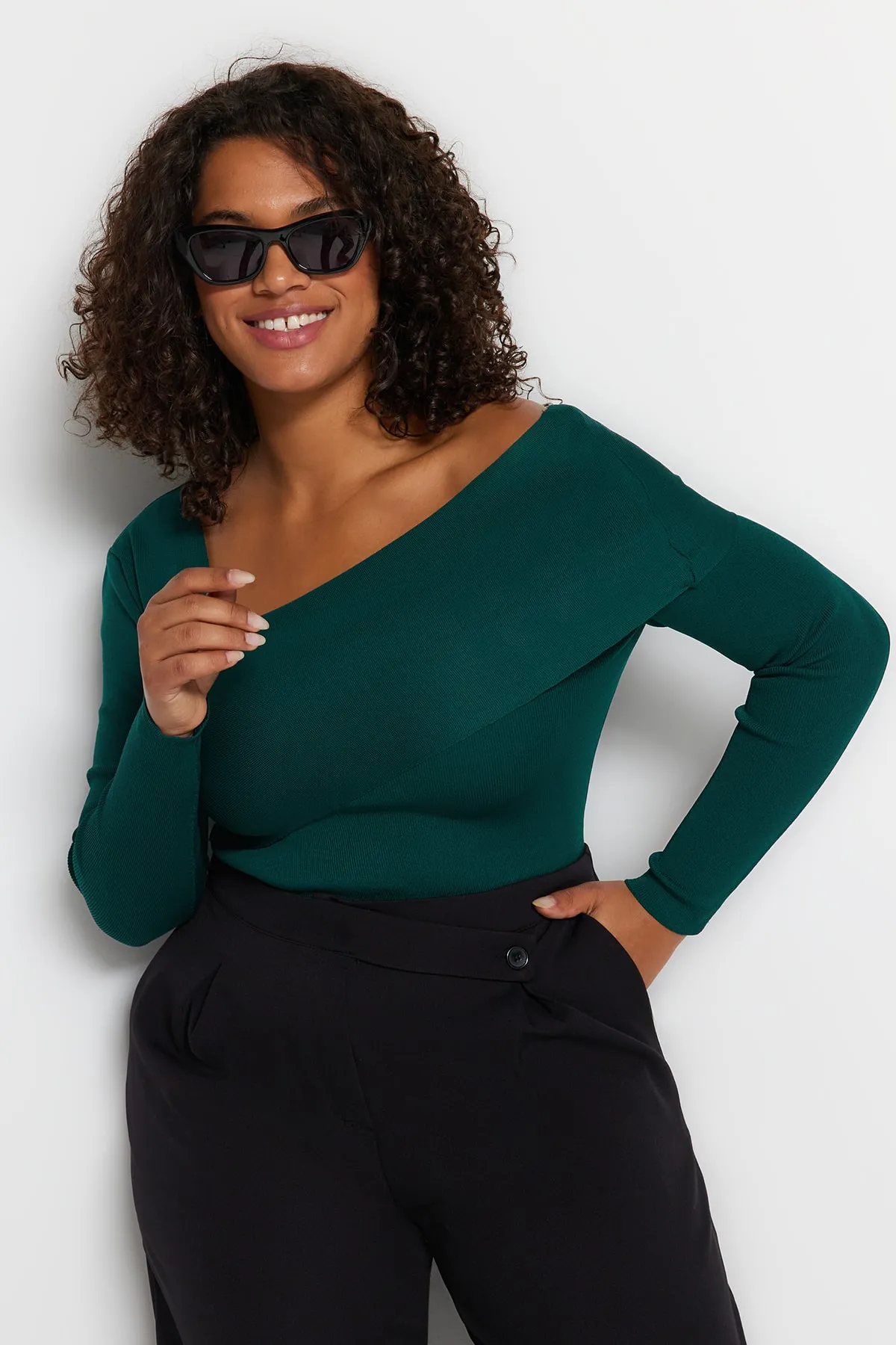 Trendyol Curve  Smaragdgrüner Strickpullover mit asymmetrischem Kragen