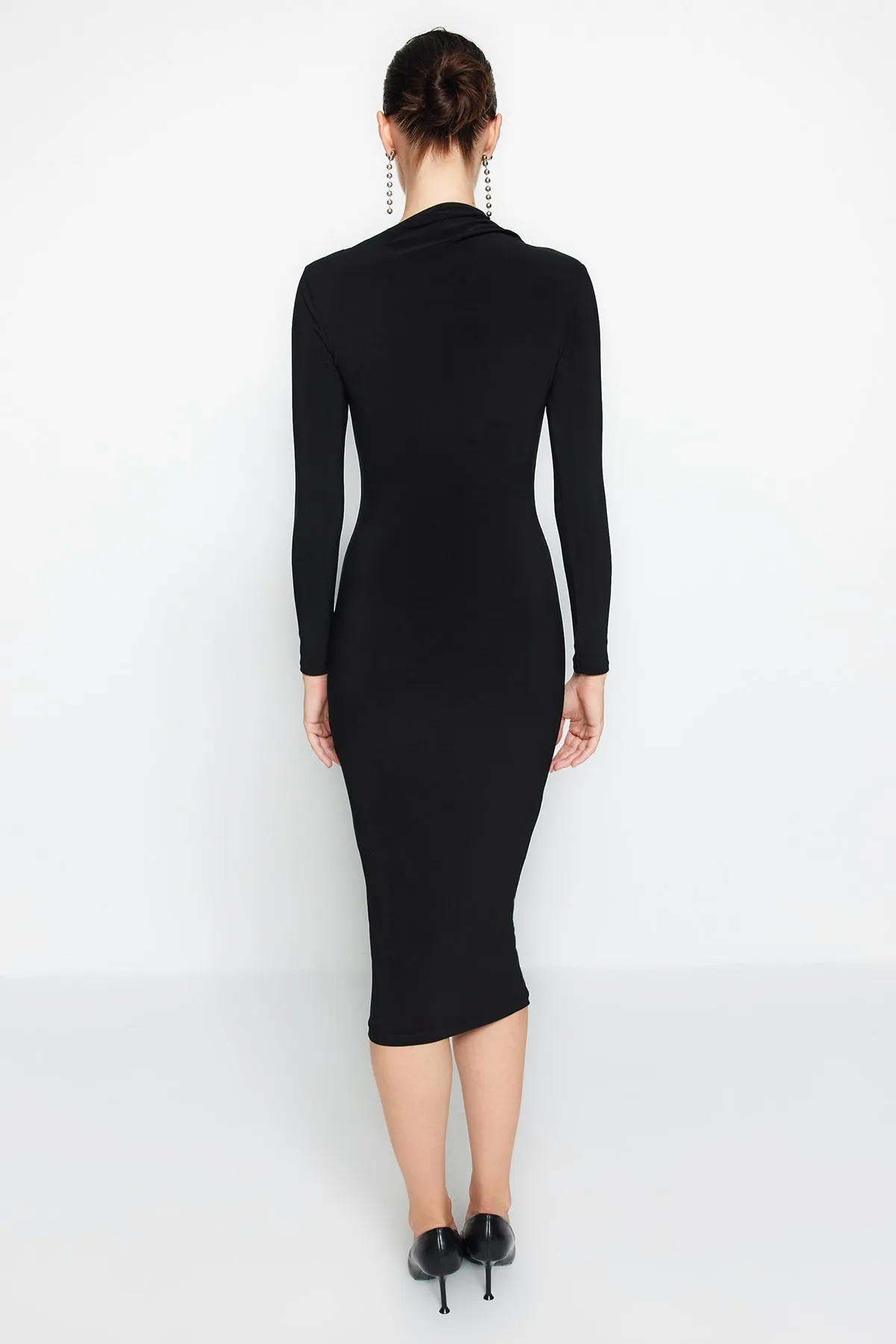 Trendyol Collection  Schwarzes, eng anliegendes, dehnbares Midi-Strickkleid mit Ausschnitten TWOAW24EL00142