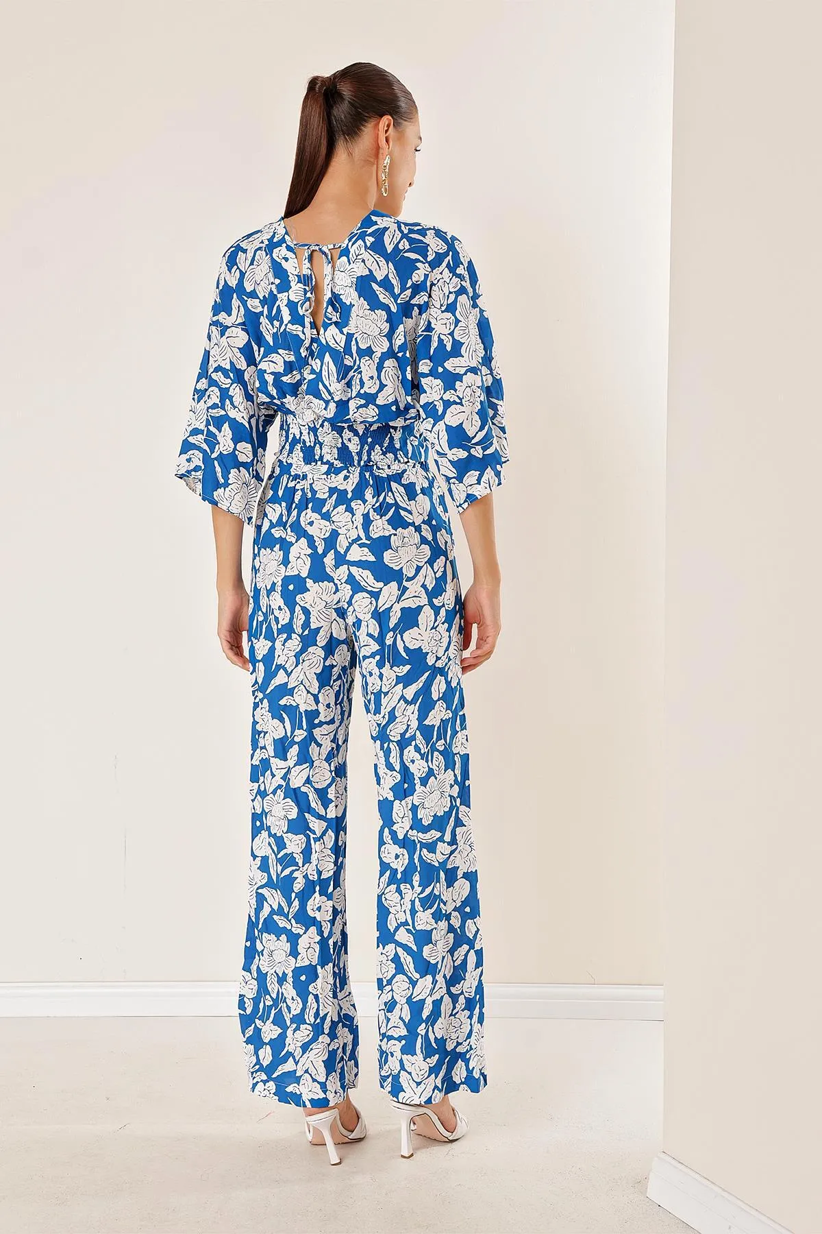 By Saygı  Palazzo-Hose mit elastischer Taille und Tasche vorne und hinten, bauchfrei, gemusterter Doppelanzug mit V-Ausschnitt, Blau