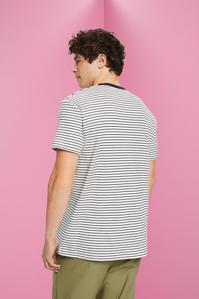 Geripptes, gestreiftes T-Shirt