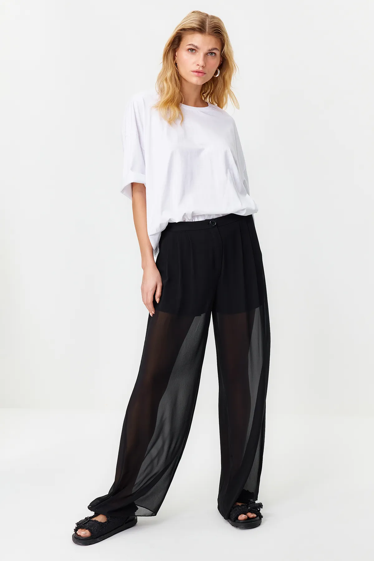 Trendyol Collection  Schwarze transparente kurze Shorts mit weitem Bein und gefütterter Webhose TWOSS24PL00065