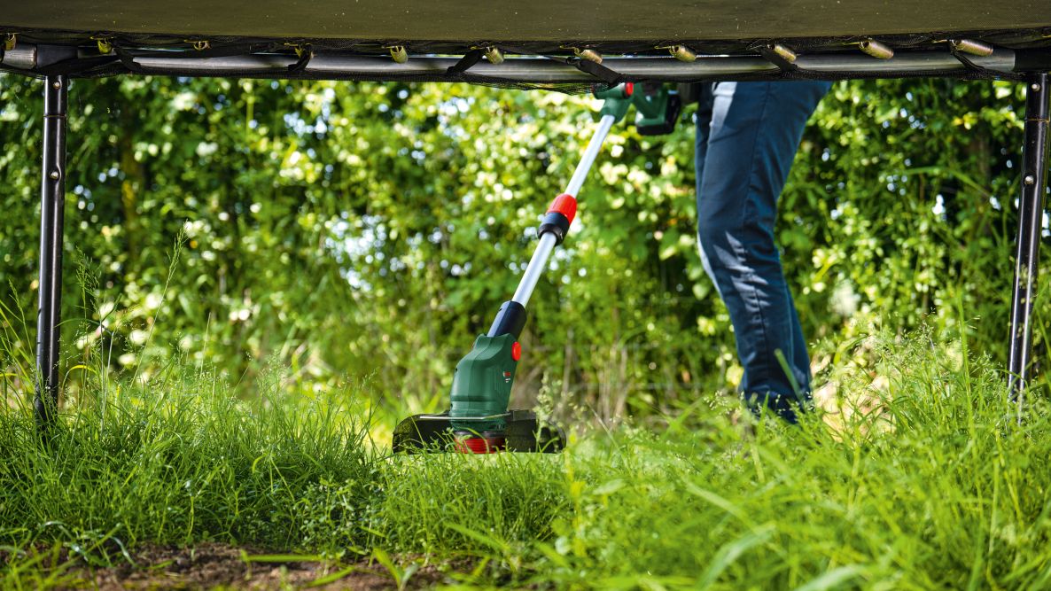 Akumulátorový vyžínač Bosch Green 06008C1F00 UniversalGrassCut 18V-26-500, 1x 2,0 Ah a nabíječka AL 18V-20 v krabici