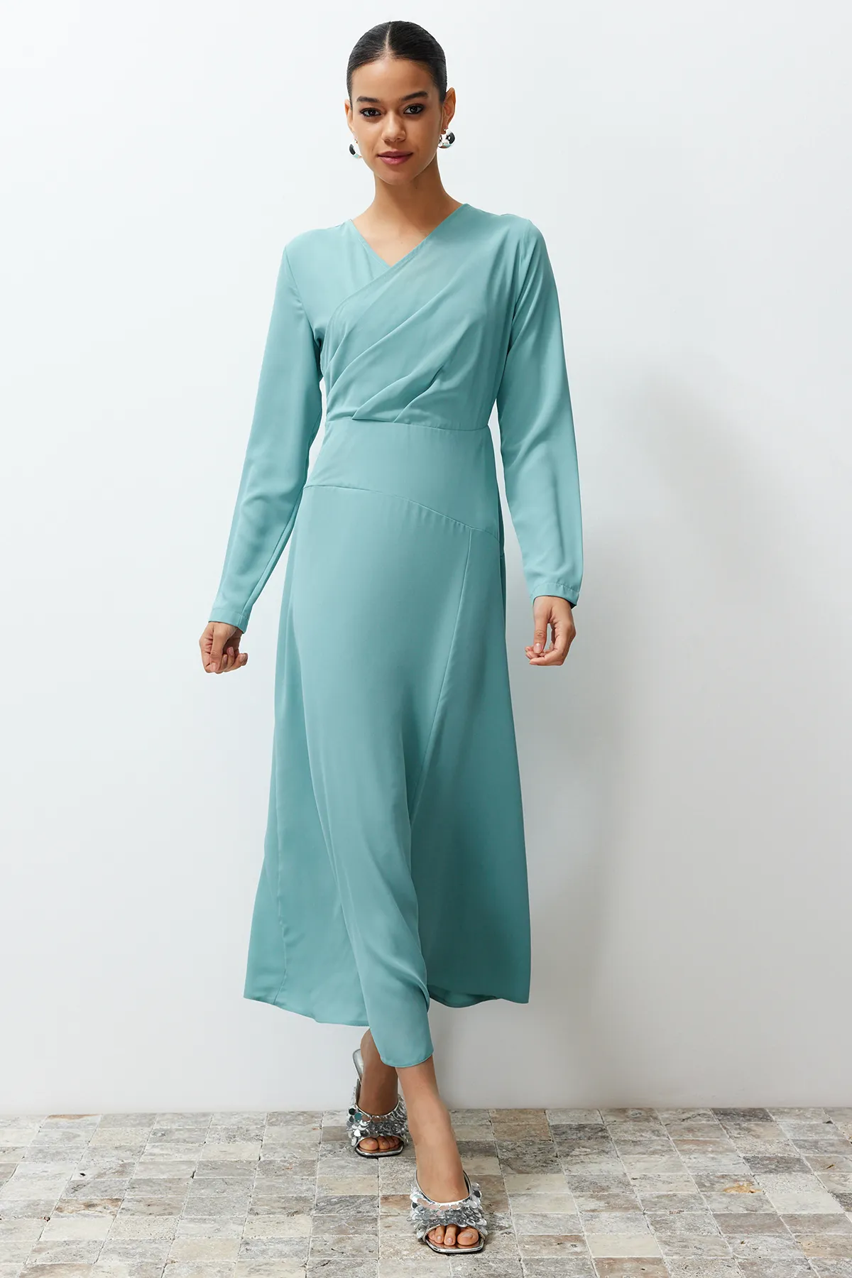 Trendyol Modest  Khakifarbenes Abendkleid aus gewebtem Satin mit zweireihigem Kragen TCTSS24DB00046