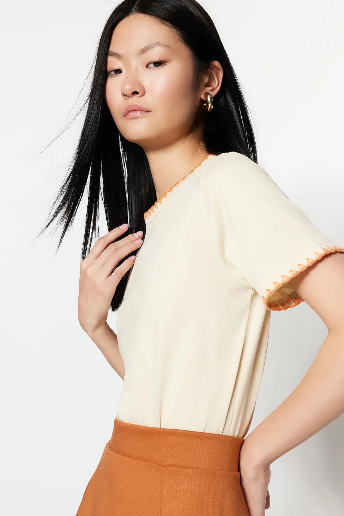 Trendyol Collection  Stone Basic-Strick-T-Shirt aus 100 % Baumwolle mit Rundhalsausschnitt und Kontrastnaht-Detail TWOSS19AD0085
