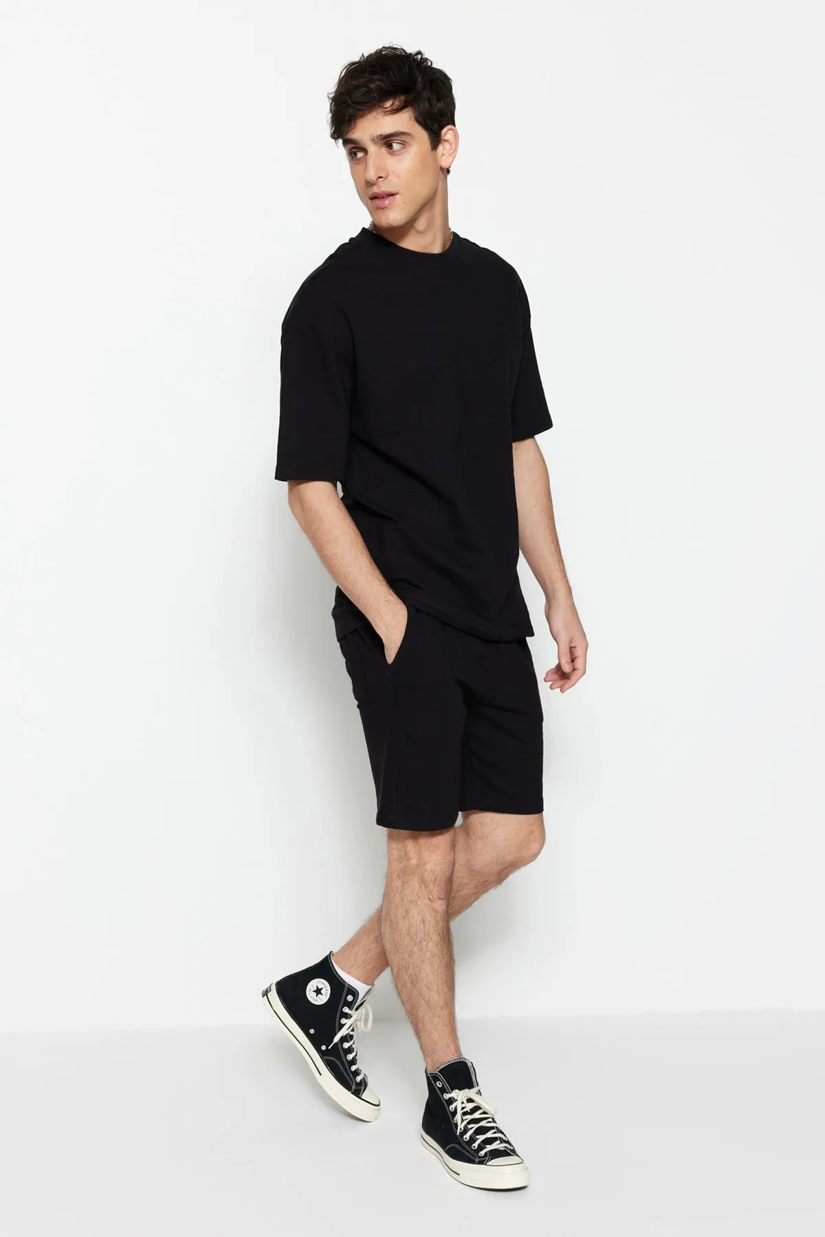Trendyol Collection  Schwarze reguläre Shorts aus 100 % Baumwolle mit Struktur in limitierter Auflage TMNSS23SR00035