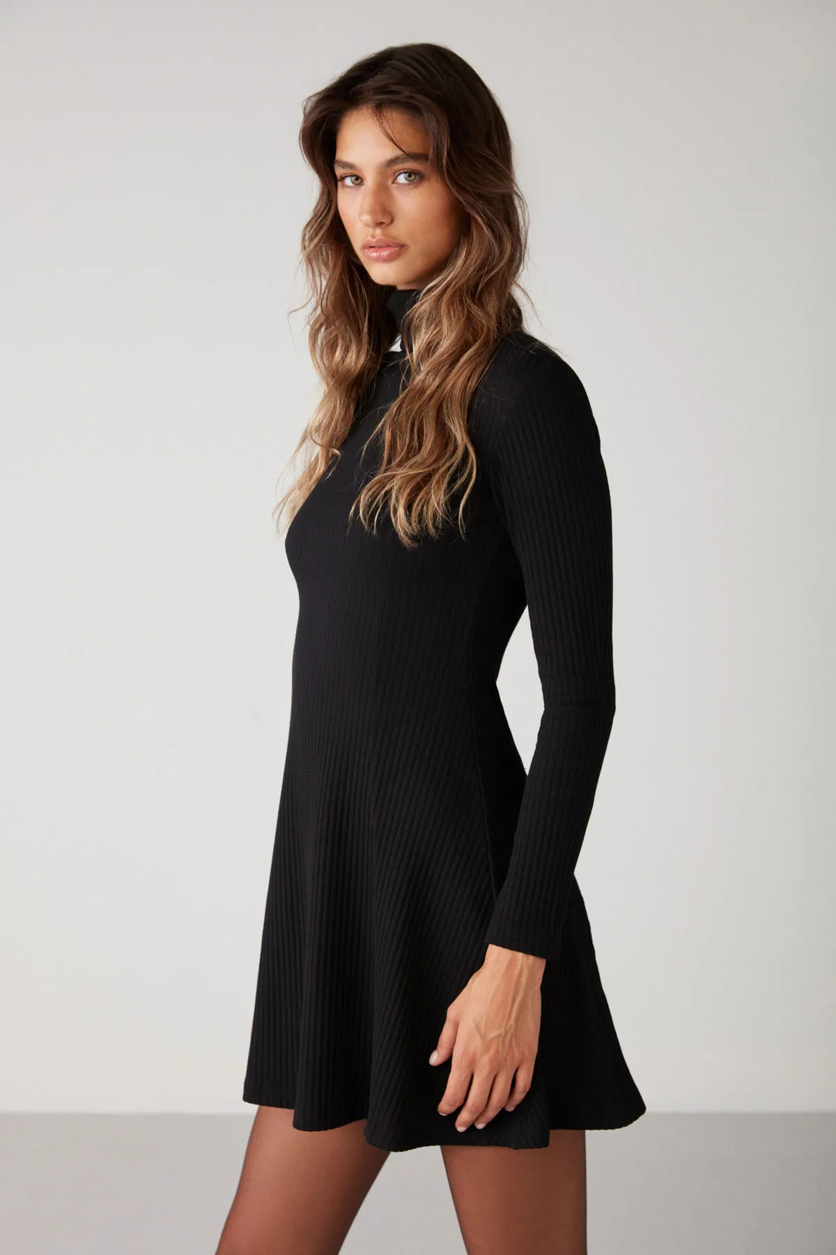 GRIMELANGE  Marına Damen-Midikleid mit geripptem, flexiblem, fließendem Stoff, Skater-Taillenteil und Rollkragen