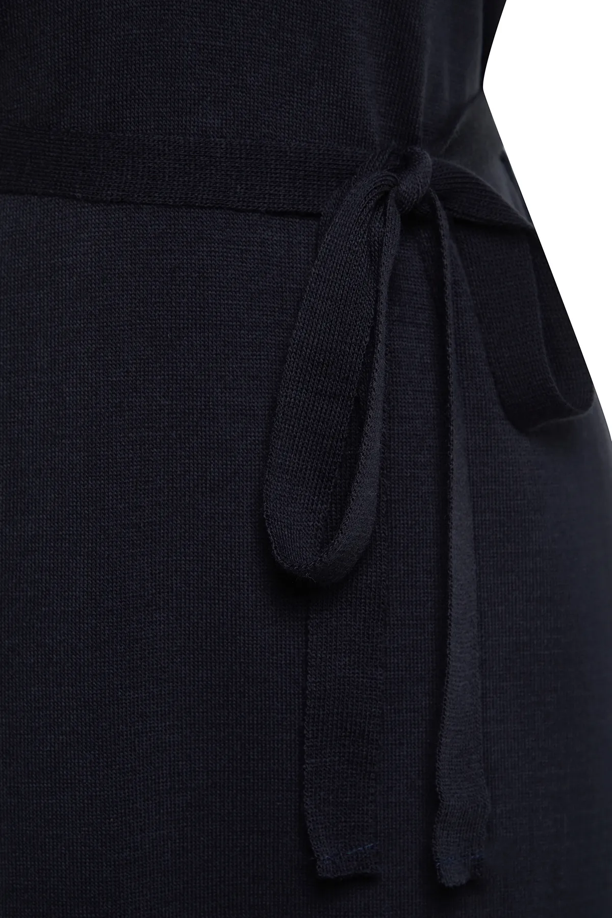 Trendyol Modest  Marineblaues langes Strickpulloverkleid mit Gürtel TCTAW24UV00020