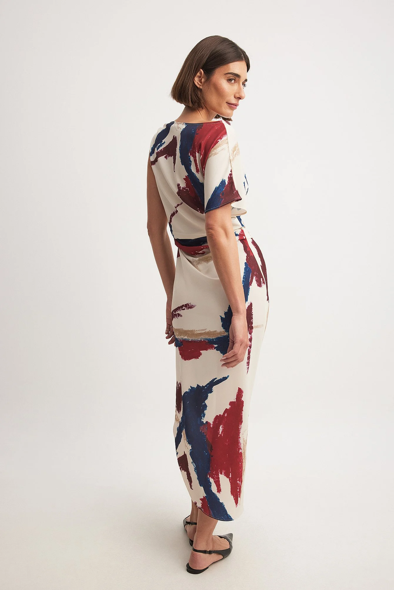 Gewebtes asymmetrisches, einseitig schulterfreies Kleid mit drapierten Details