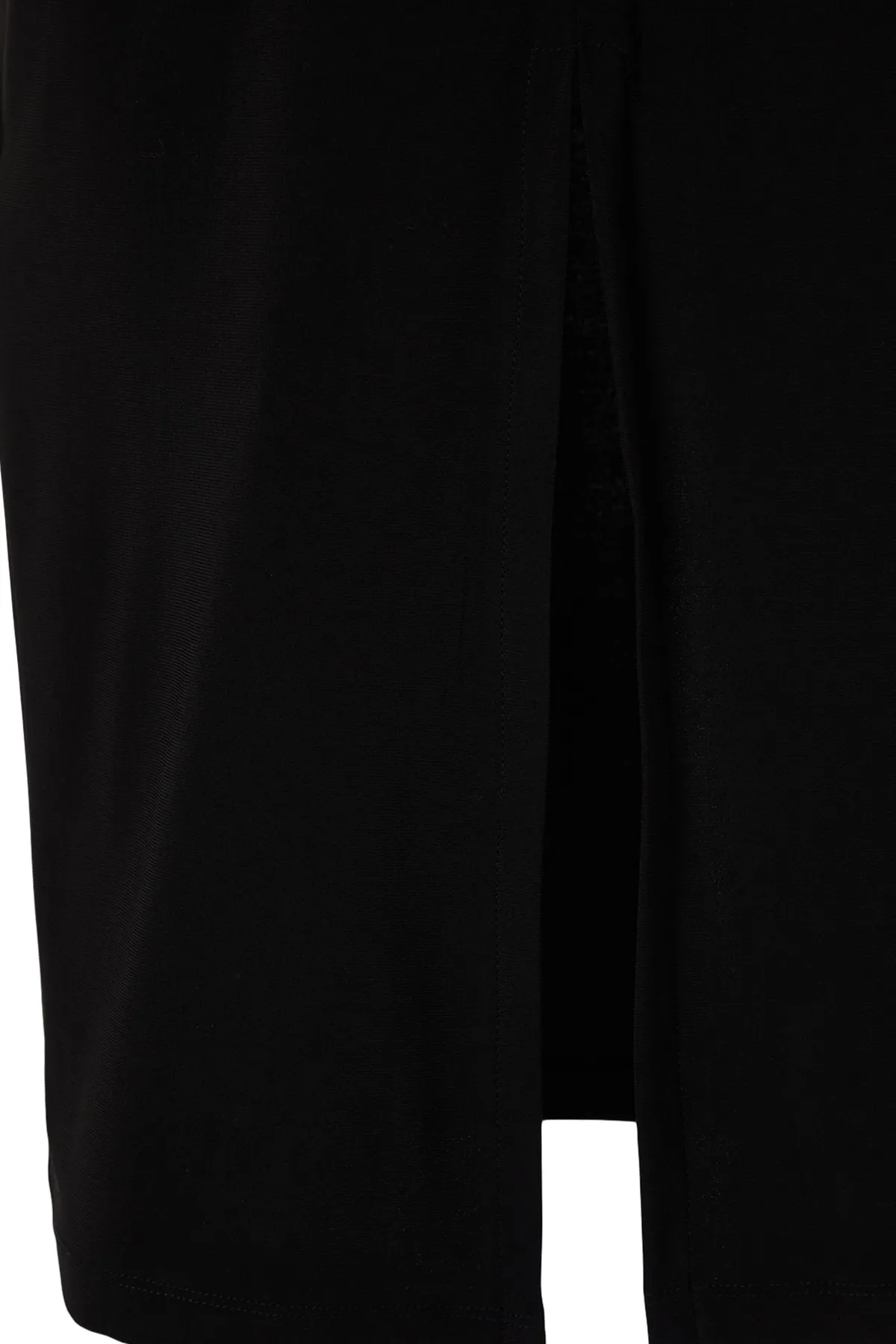 Trendyol Collection  Schwarzes, eng anliegendes, flexibles Strickkleid aus Tüll an Rücken und Ärmeln TWOAW24EL00140
