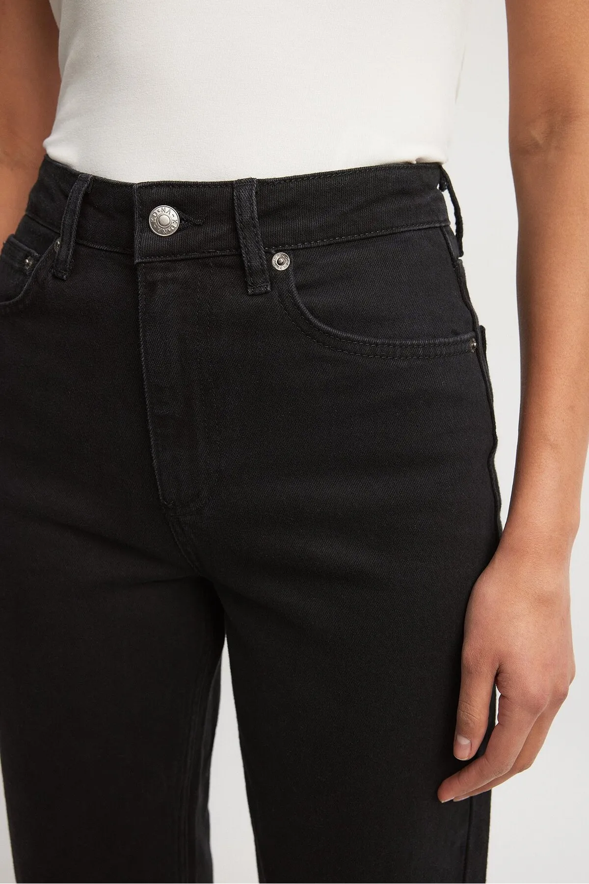 NA-KD  Gerade geschnittene, verkürzte Jeans mit hoher Taille
