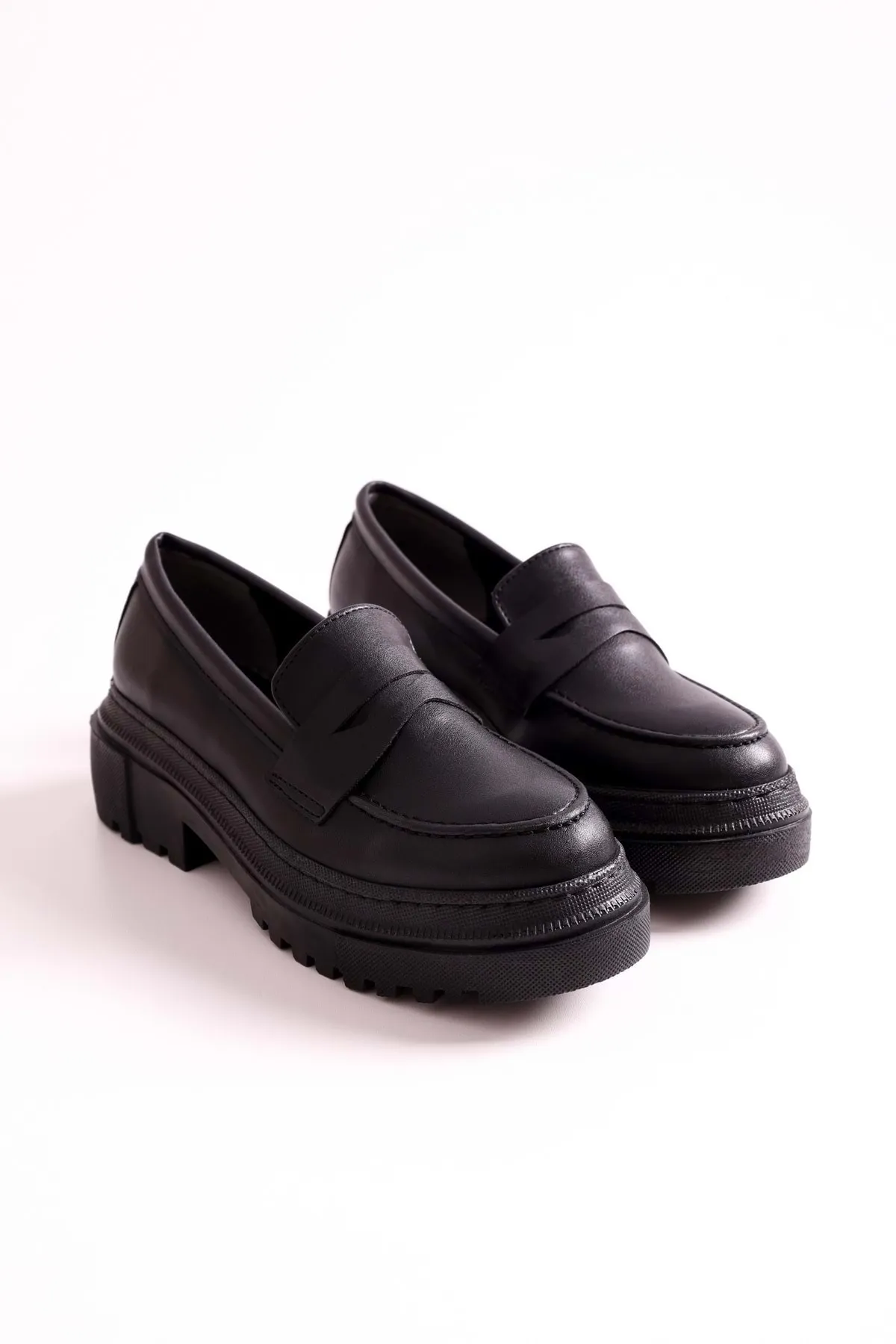 Shoeberry  Damen Motto Black Skin Loafer mit dicker Sohle Black Skin