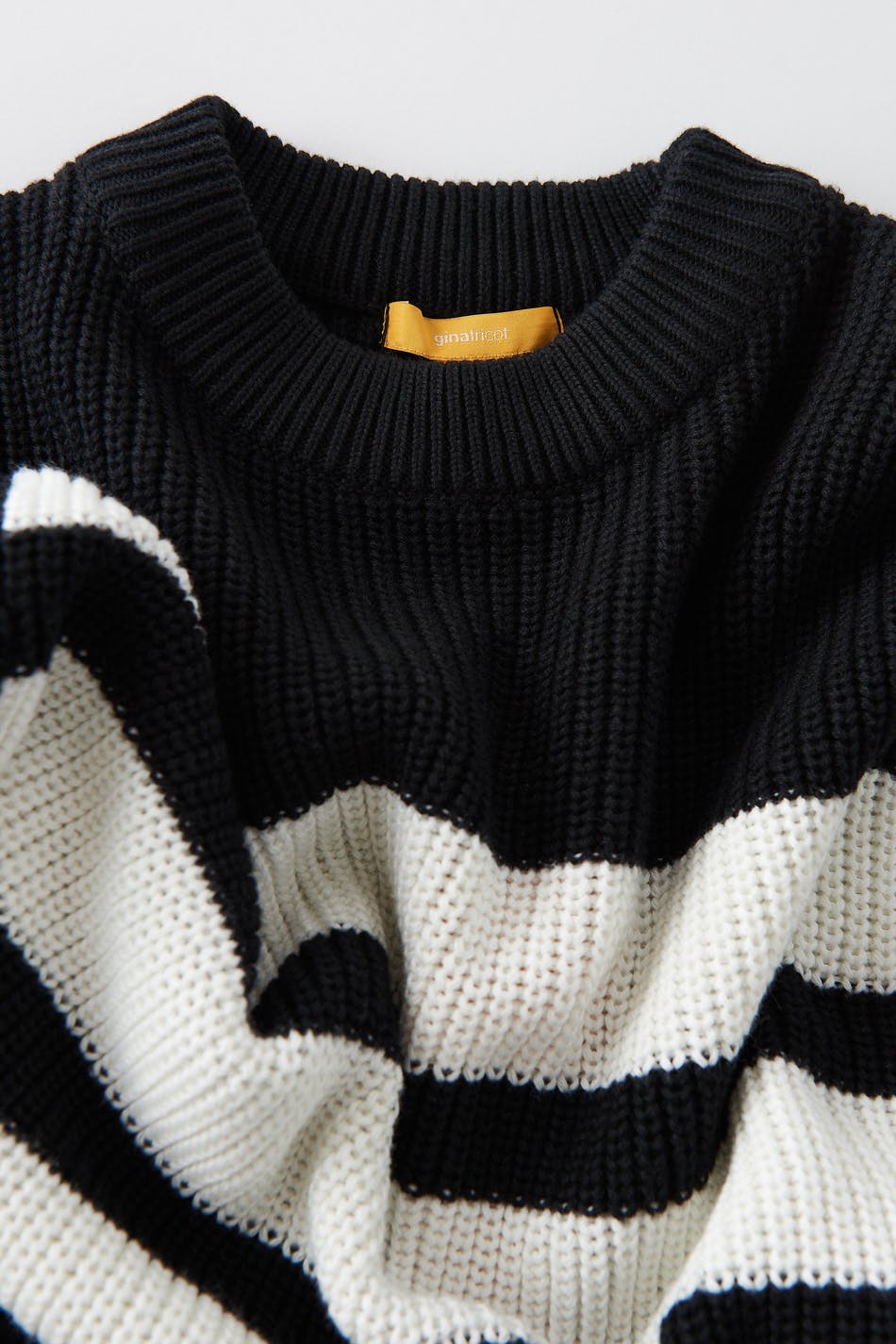 Y knitted casual sweater
