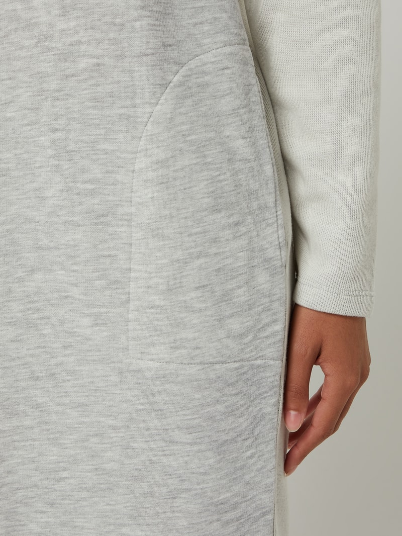 Sweatkleid mit Kontrastärmeln in mittelgrau