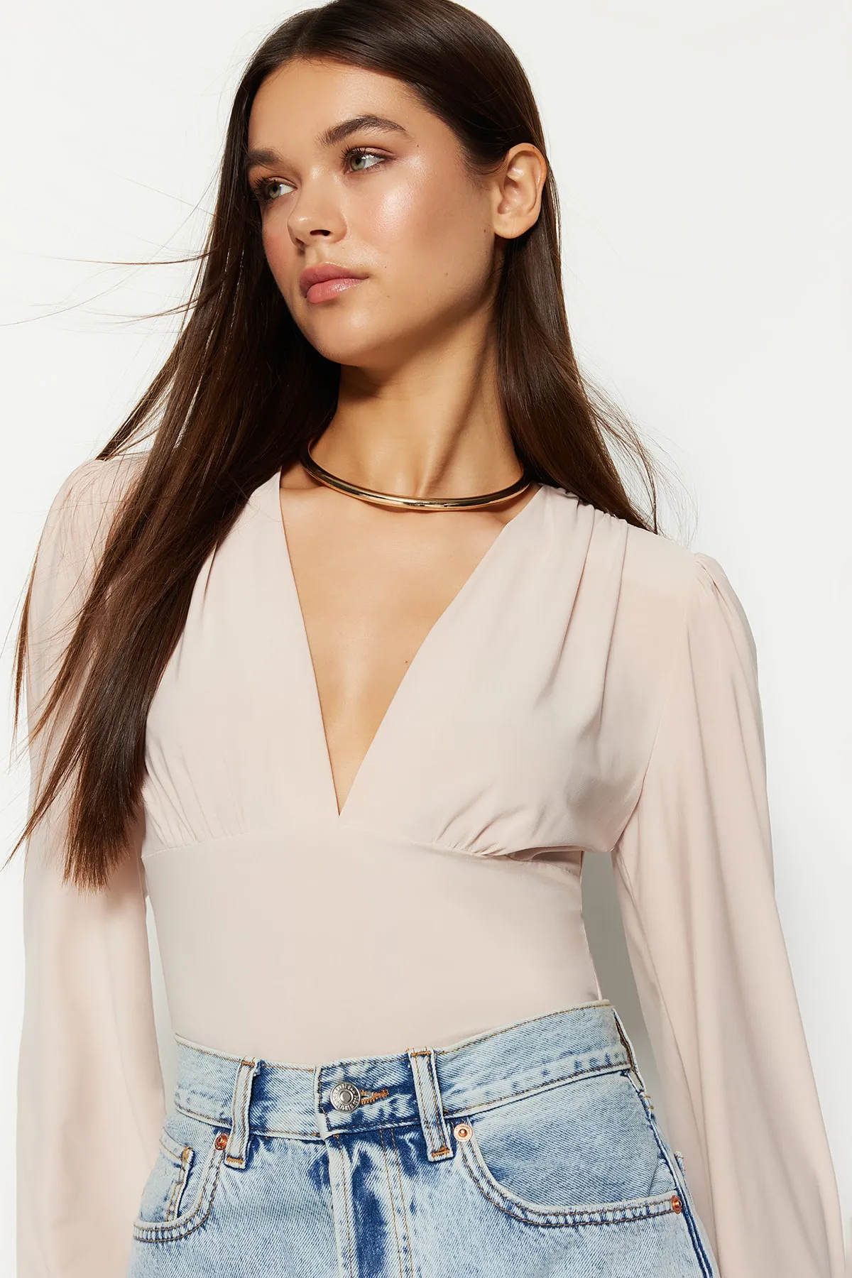 Trendyol Collection  Steinfarbener, taillierter/körperbetonter, flexibler Strickbody mit Druckknöpfen und V-Ausschnitt mit Ballonärmeln TWOSS23BD00030