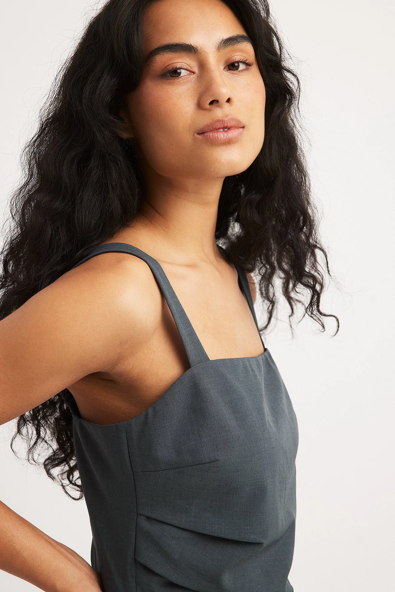Tailliertes Singlet mit Rüschen
