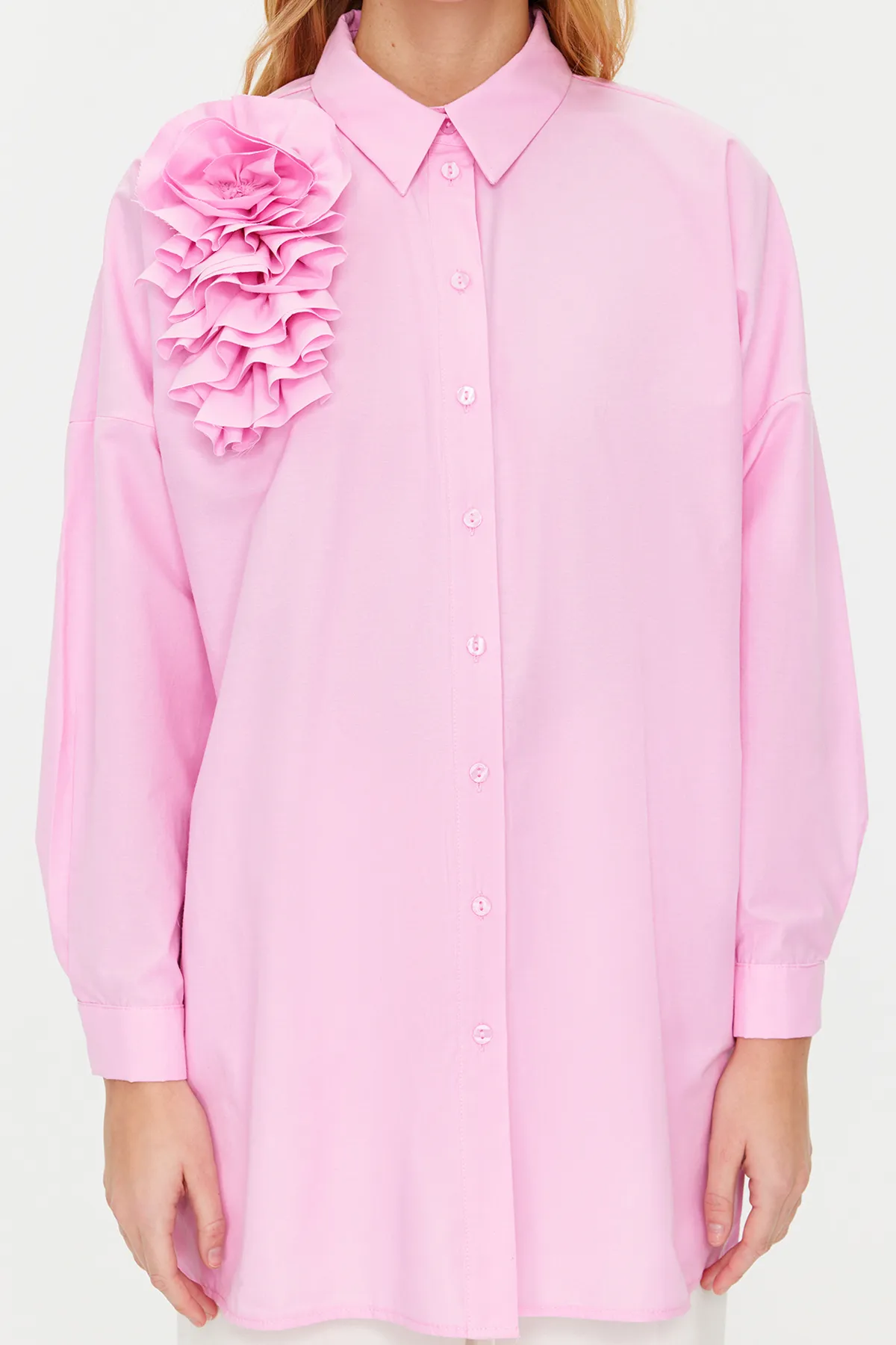 Trendyol Modest  Rosa Hemd aus gewebter Baumwolle mit Blumenapplikationen TCTSS24TG00030