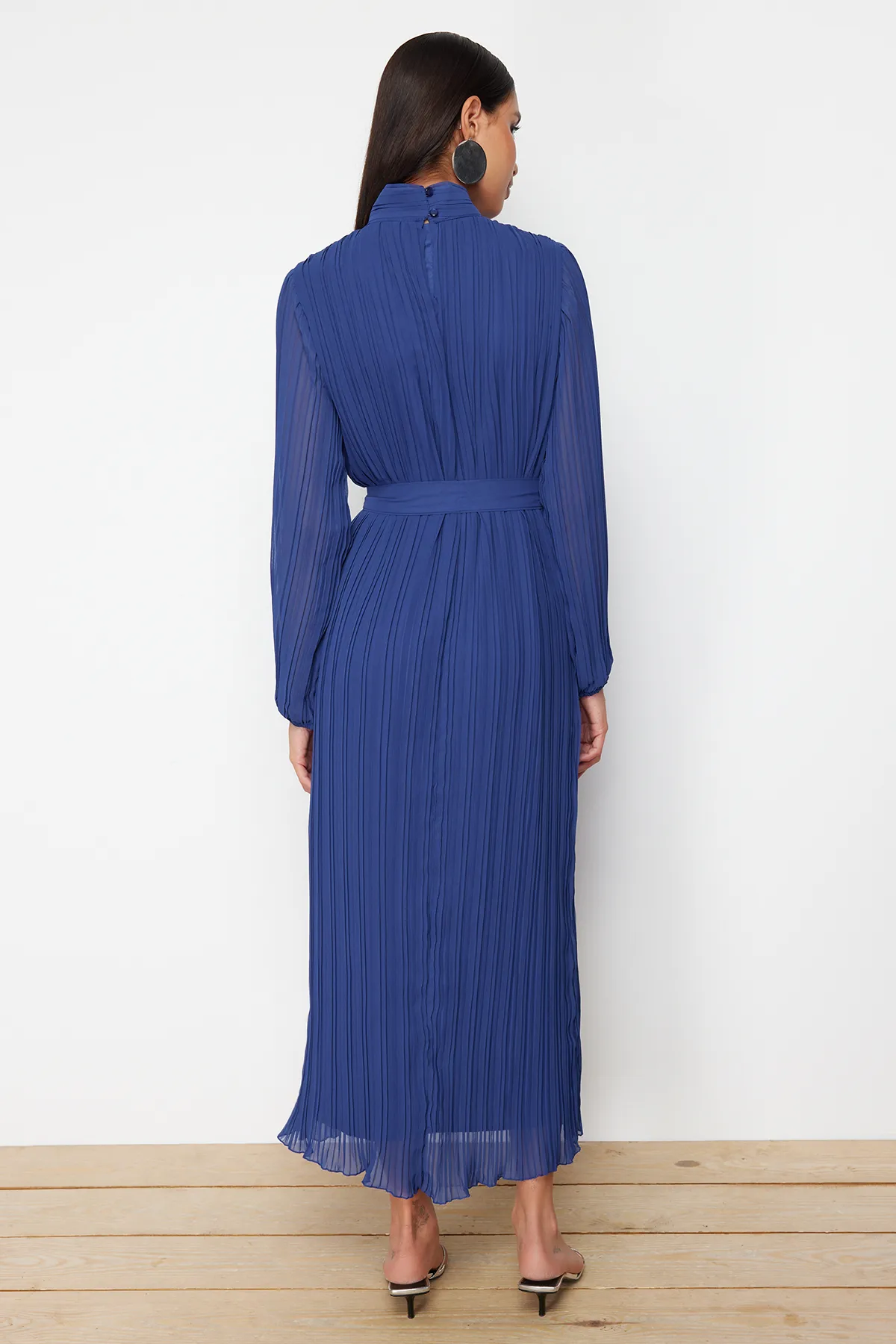 Trendyol Modest  Marineblaues plissiertes Chiffonkleid mit gewebtem Futter TCTSS24DB00040