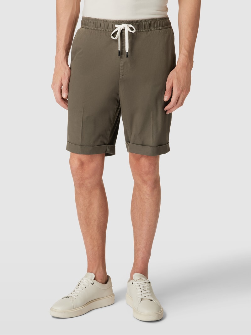 Shorts mit seitlichen Eingrifftaschen in olivgrün