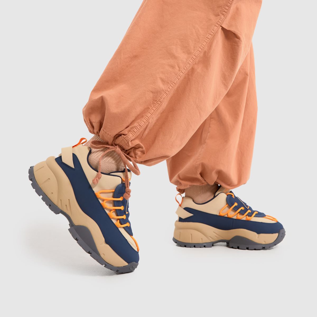 AKUPUNKTUR – Orangea, multifärgade sneakers med gingypockmönster