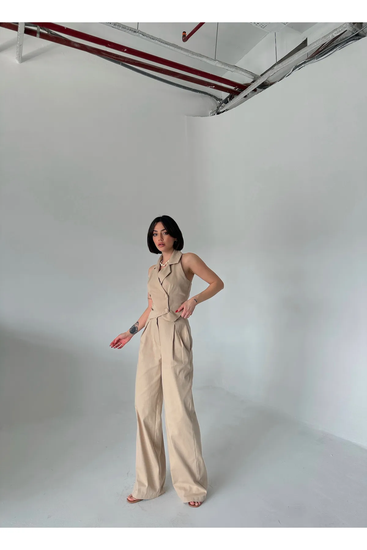 Laluvia  Nerzfarbenes Set aus geknöpfter Weste und Hose aus 100 % Baumwoll-Gabardine