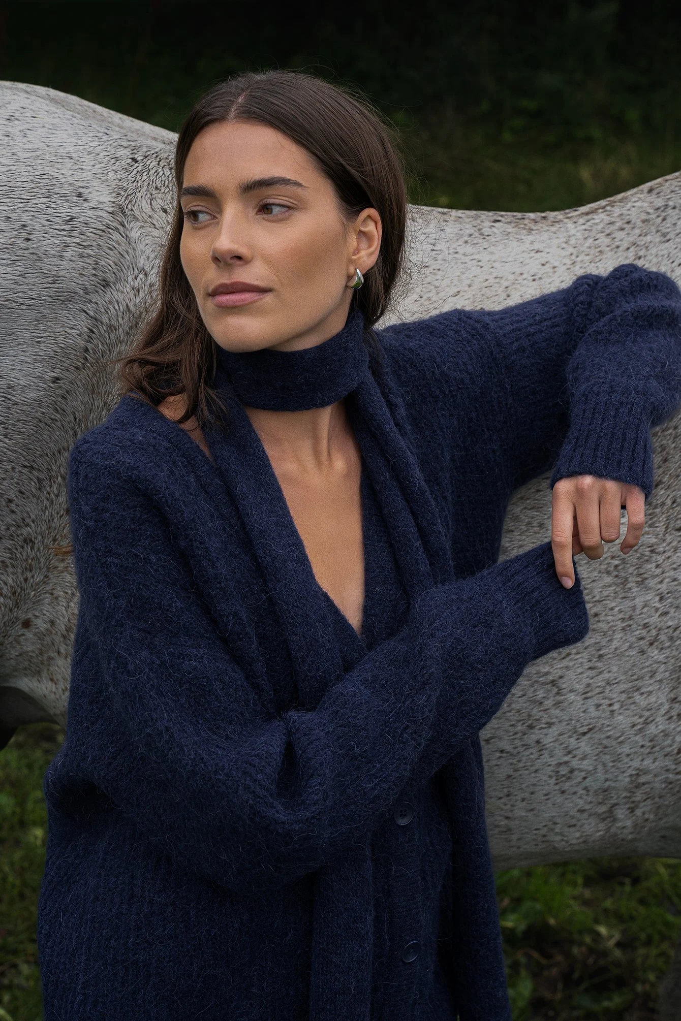 Oversized-Strickjacke mit V-Ausschnitt aus einer Wollmischung