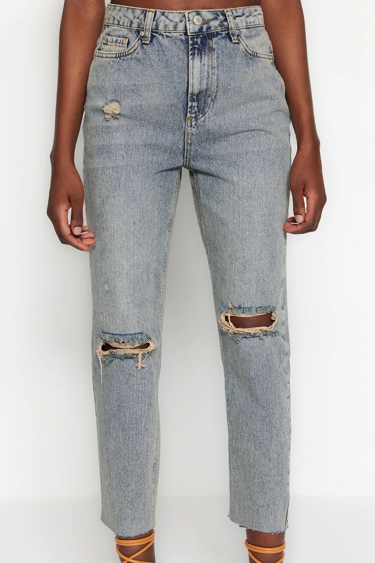 Trendyol Collection  Blaue Mom-Jeans mit zerrissenem Detail und hoher Taille TWOSS20JE0353