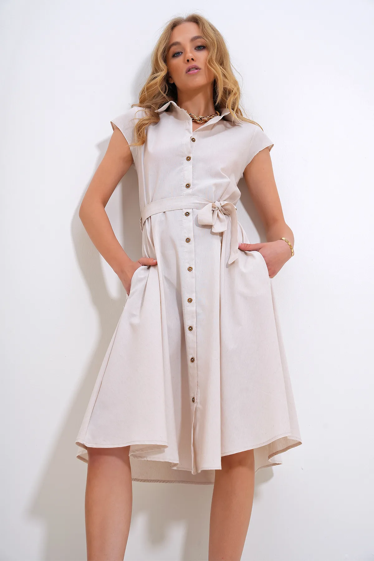 Trend Alaçatı Stili  Beigefarbenes ärmelloses Hemdkleid aus Leinengewebe für Damen ALC-X6056