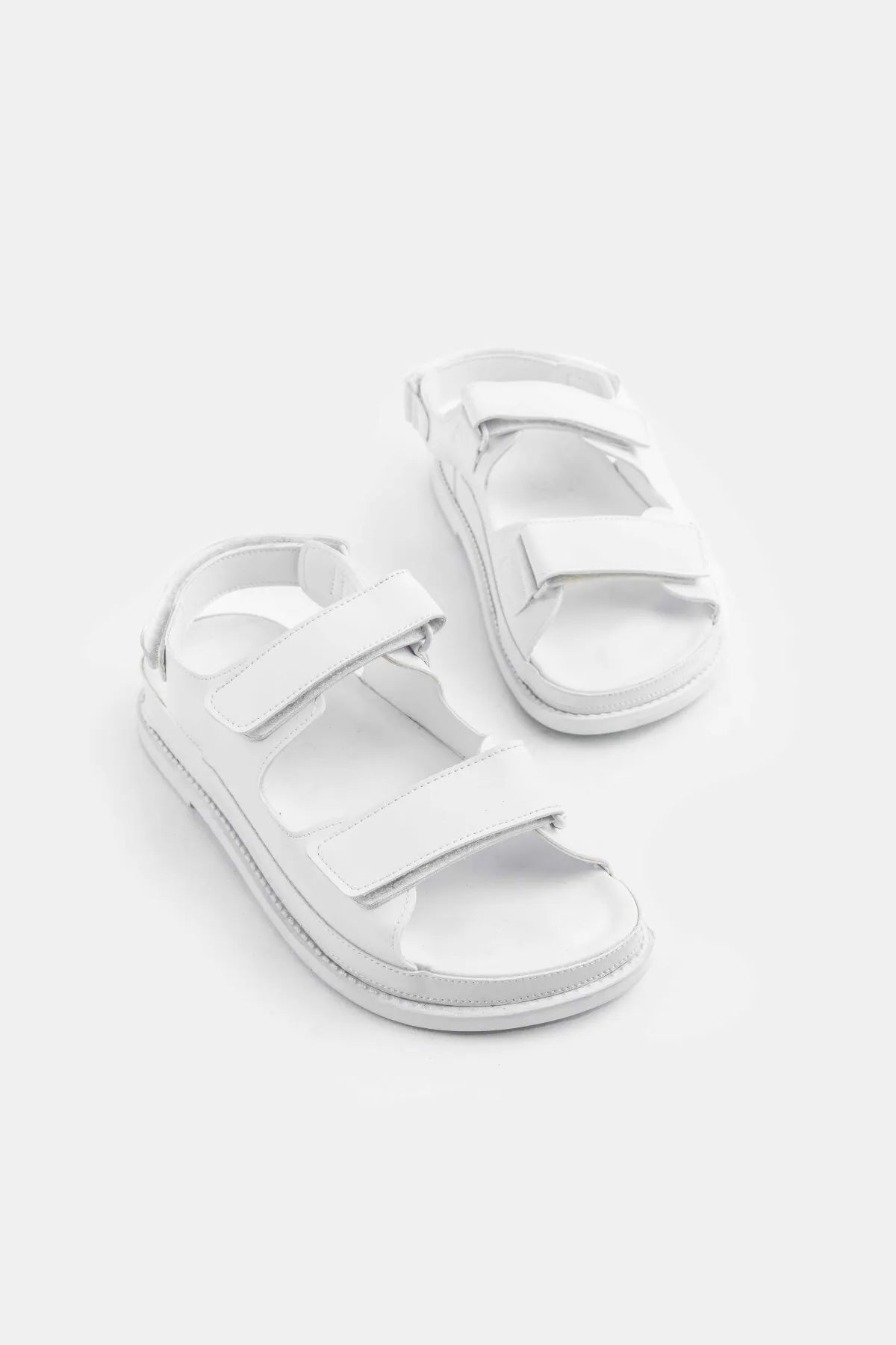 NİŞANTAŞI SHOES  Julia Weiße, matte Damensandalen mit Klettverschluss und flacher Sohle