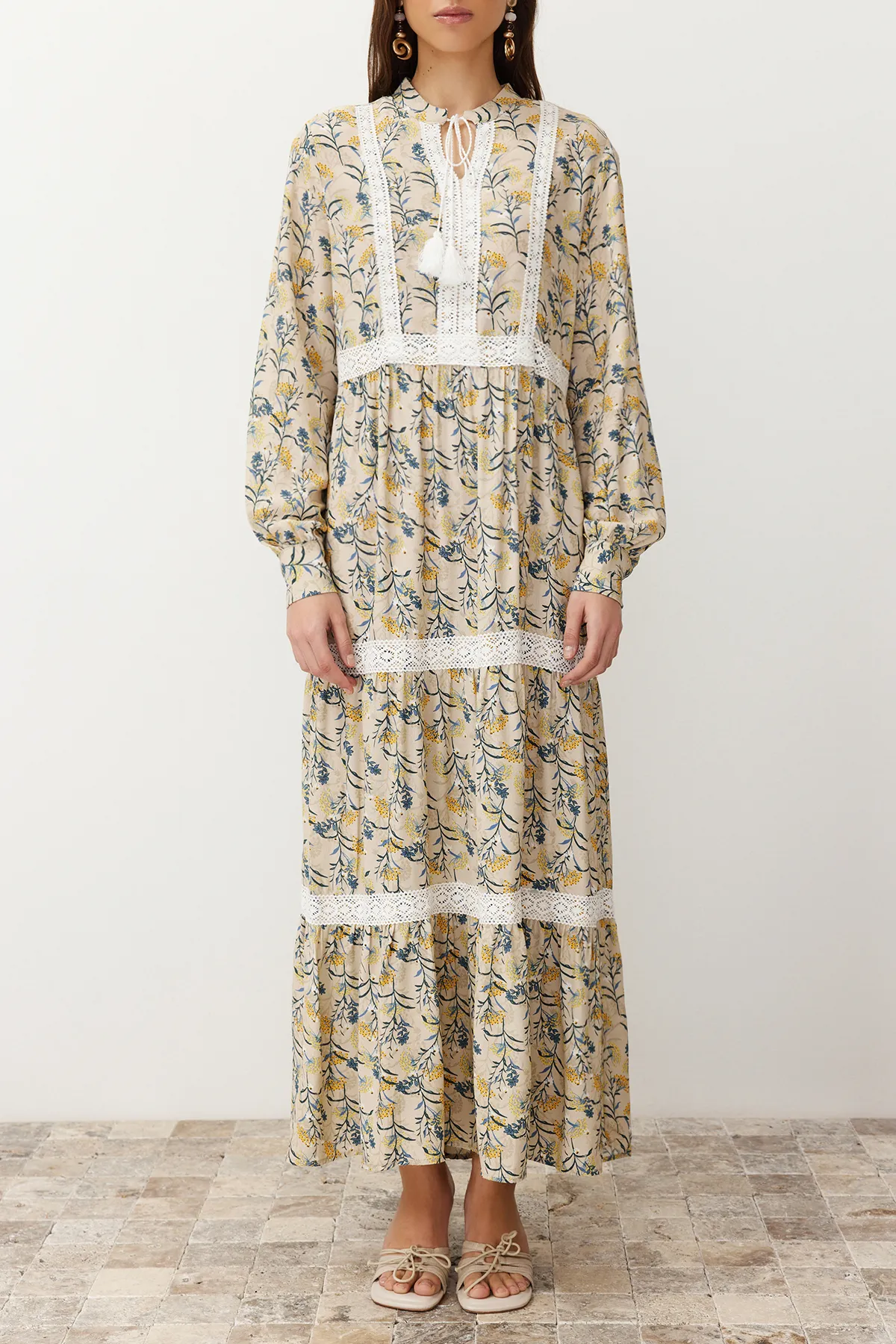 Trendyol Modest  Beigefarbenes, gewebtes Kleid mit Blumenstickerei und detailliertem Ausschnitt TCTSS24EB00048