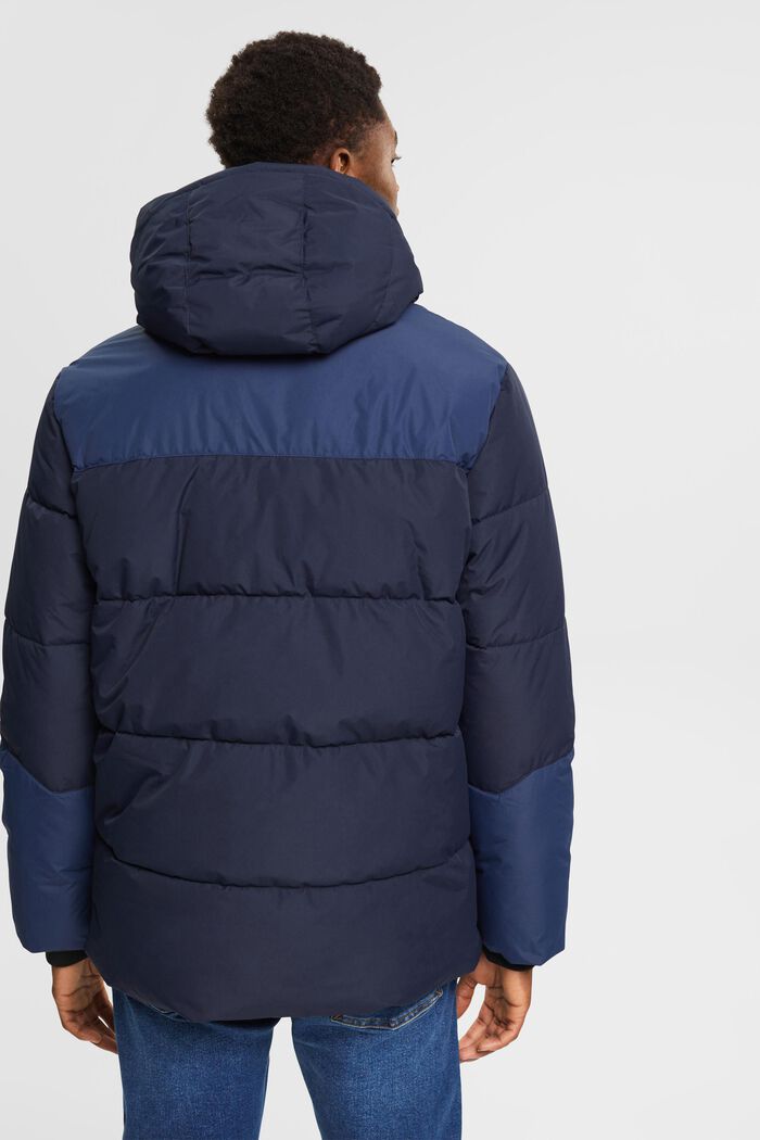 Steppjacke mit neonfarbigen Details