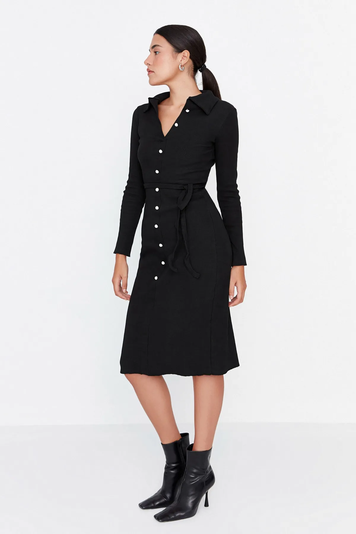 Trendyol Collection  Schwarzes, langärmeliges, geripptes, dehnbares Midi-Strickkleid mit Polokragen und Knöpfen TWOAW23EL00115