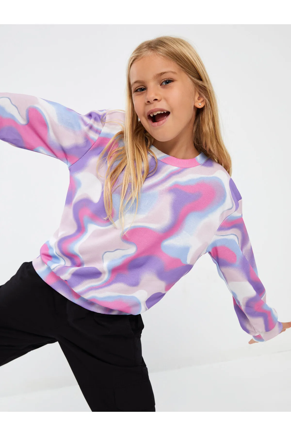 LC Waikiki  Langärmliges Mädchen-Sweatshirt mit Rundhalsausschnitt und Batikmuster