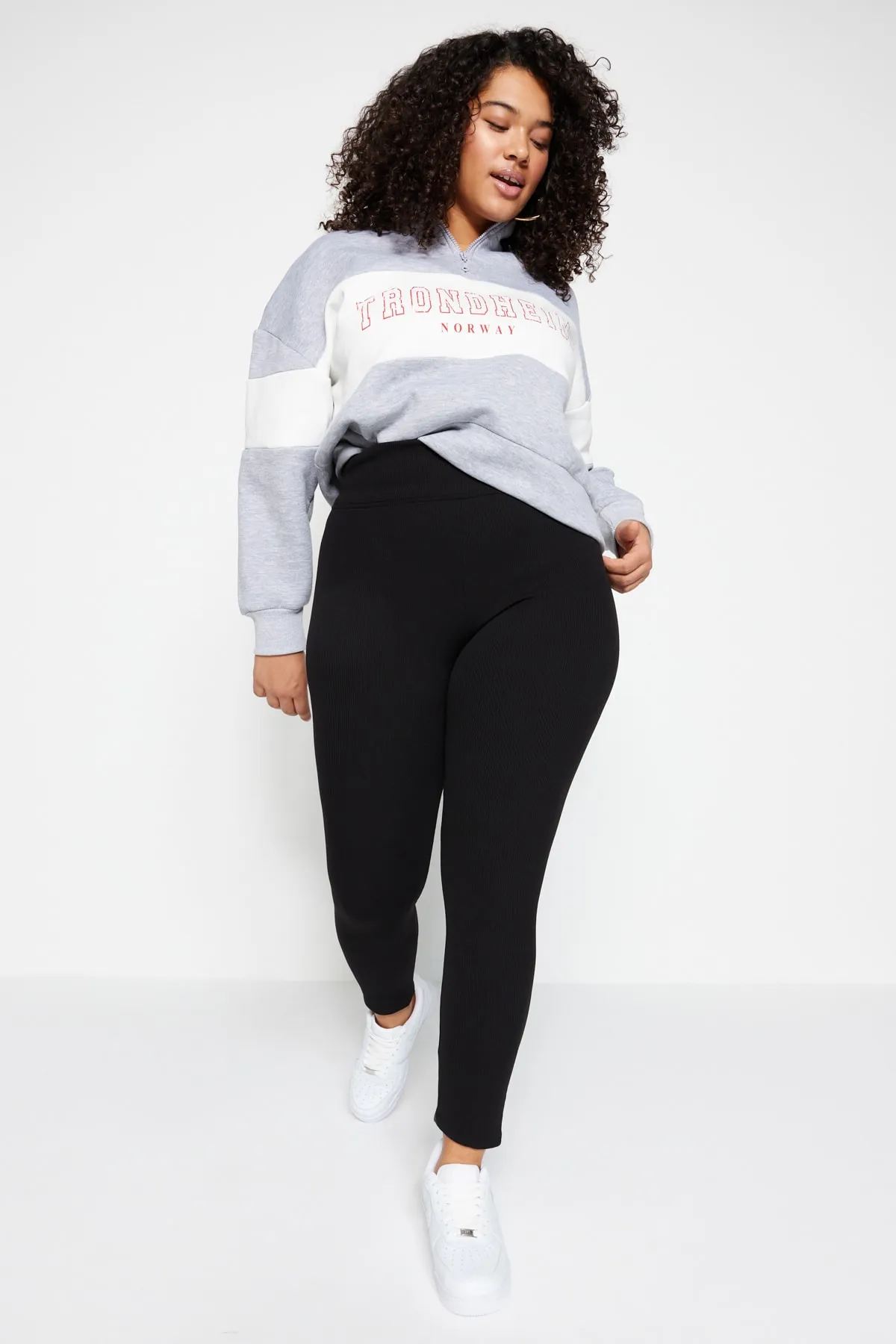 Trendyol Curve  Schwarze Strickstrumpfhose mit Fleece-Innenseite TBBAW23BV00017
