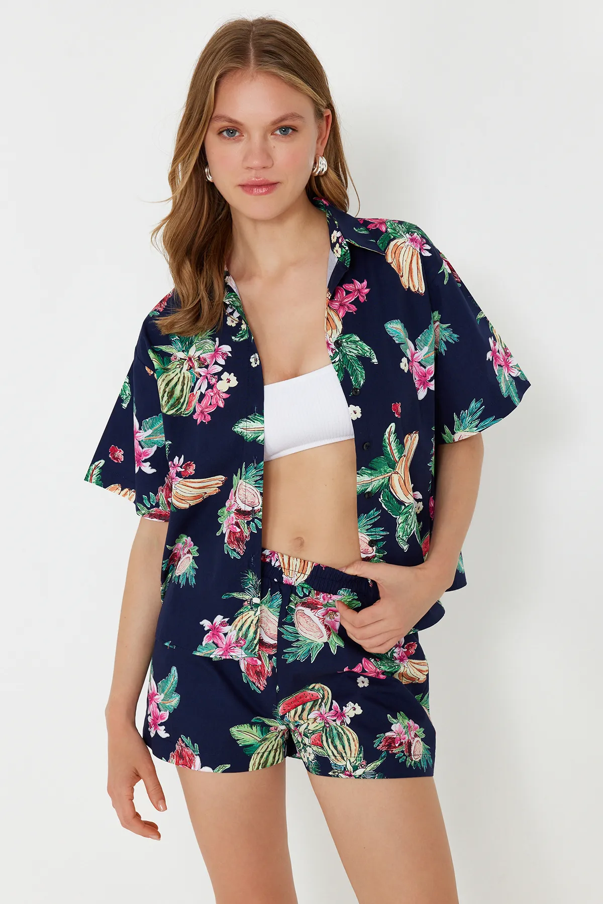 Trendyol Collection  Gewebtes Hemd-Shorts-Set mit tropischem Muster TBESS24AU00075