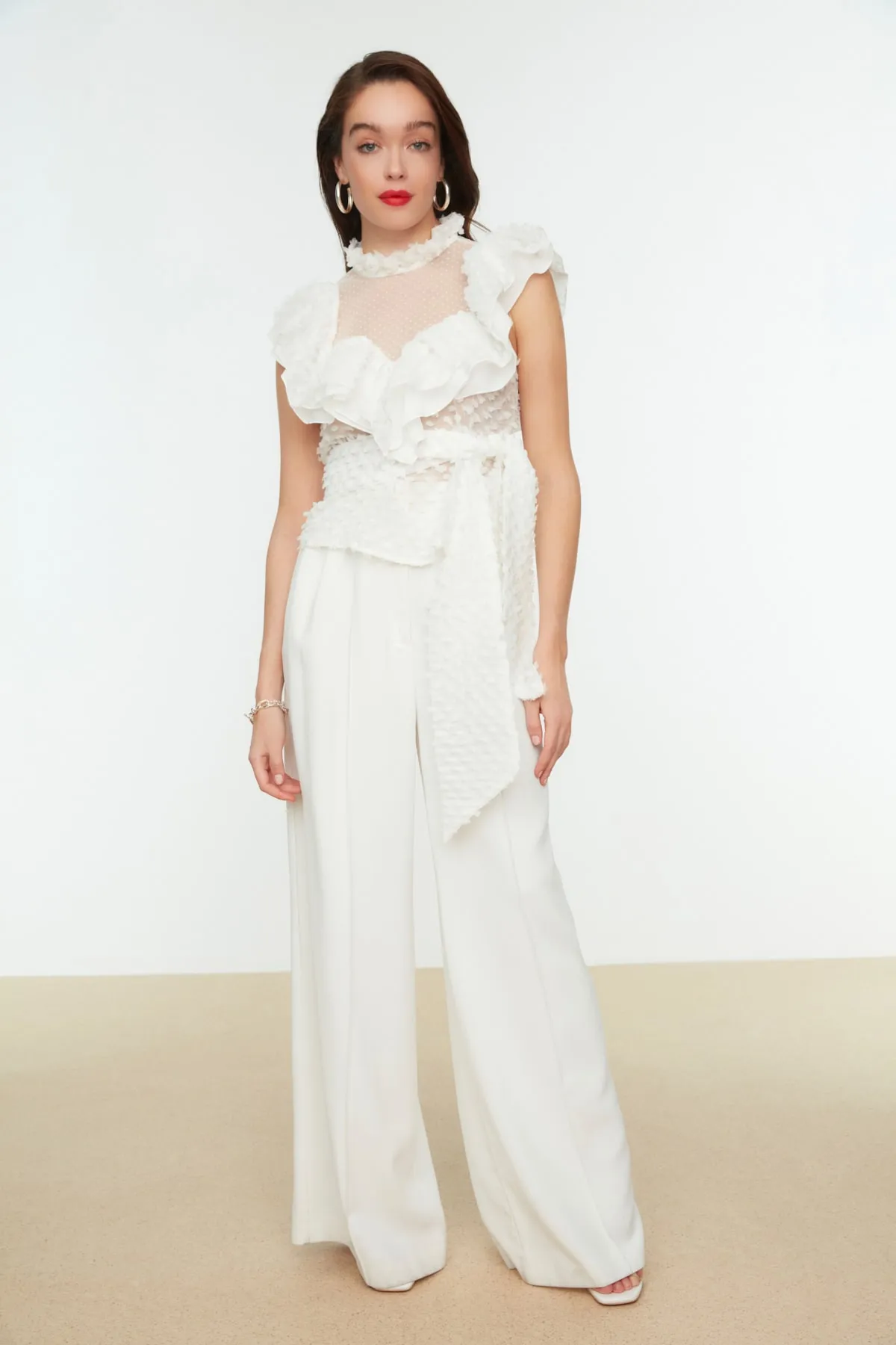 Trendyol Collection  Ecrufarbene Volantbluse mit Krawatte und detailliertem Volant TPRSS20BZ0774